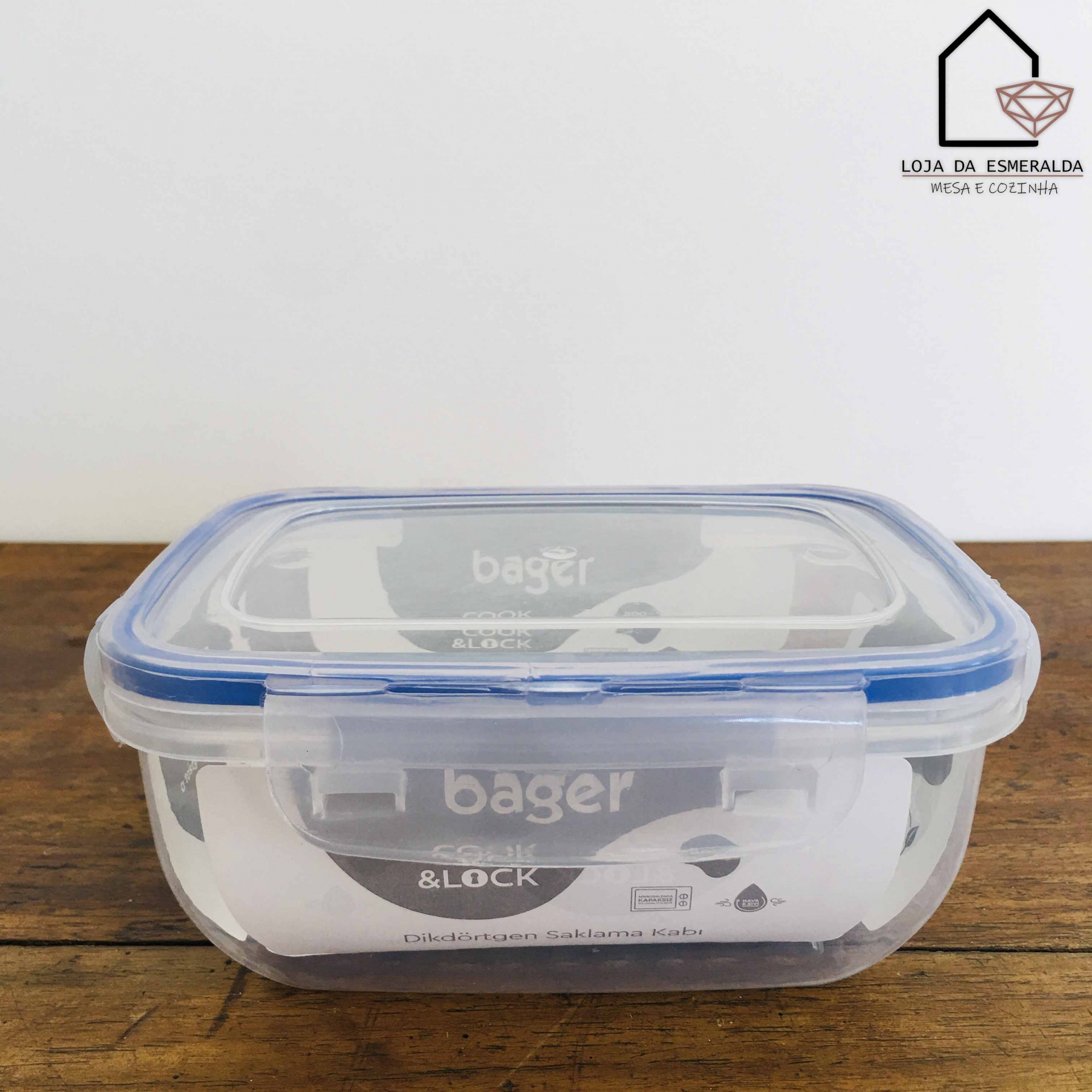 Recipiente de vidro quadrado com tampa azul sobre mesa de madeira