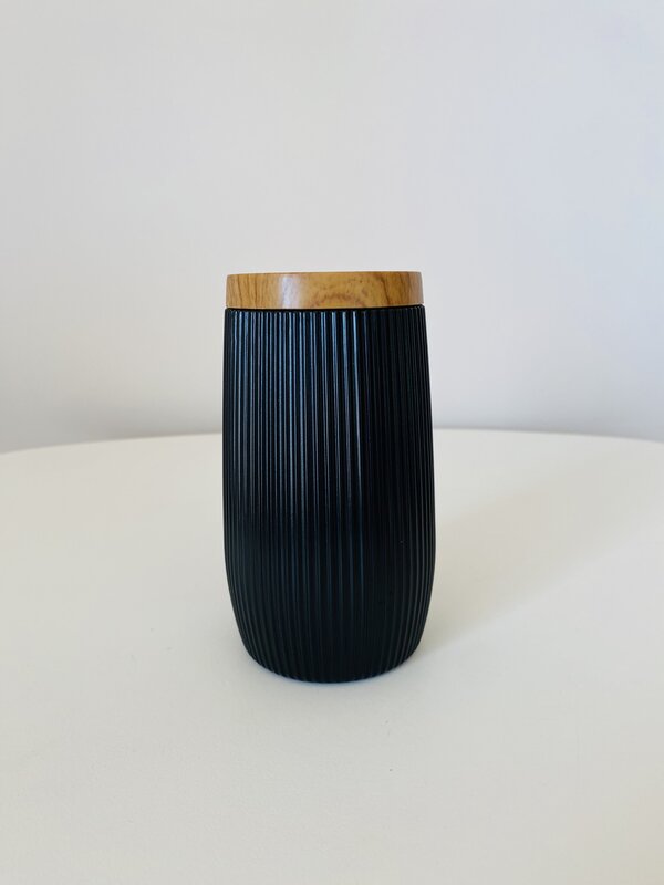 Frasco preto com tampa de madeira, textura ranhurada