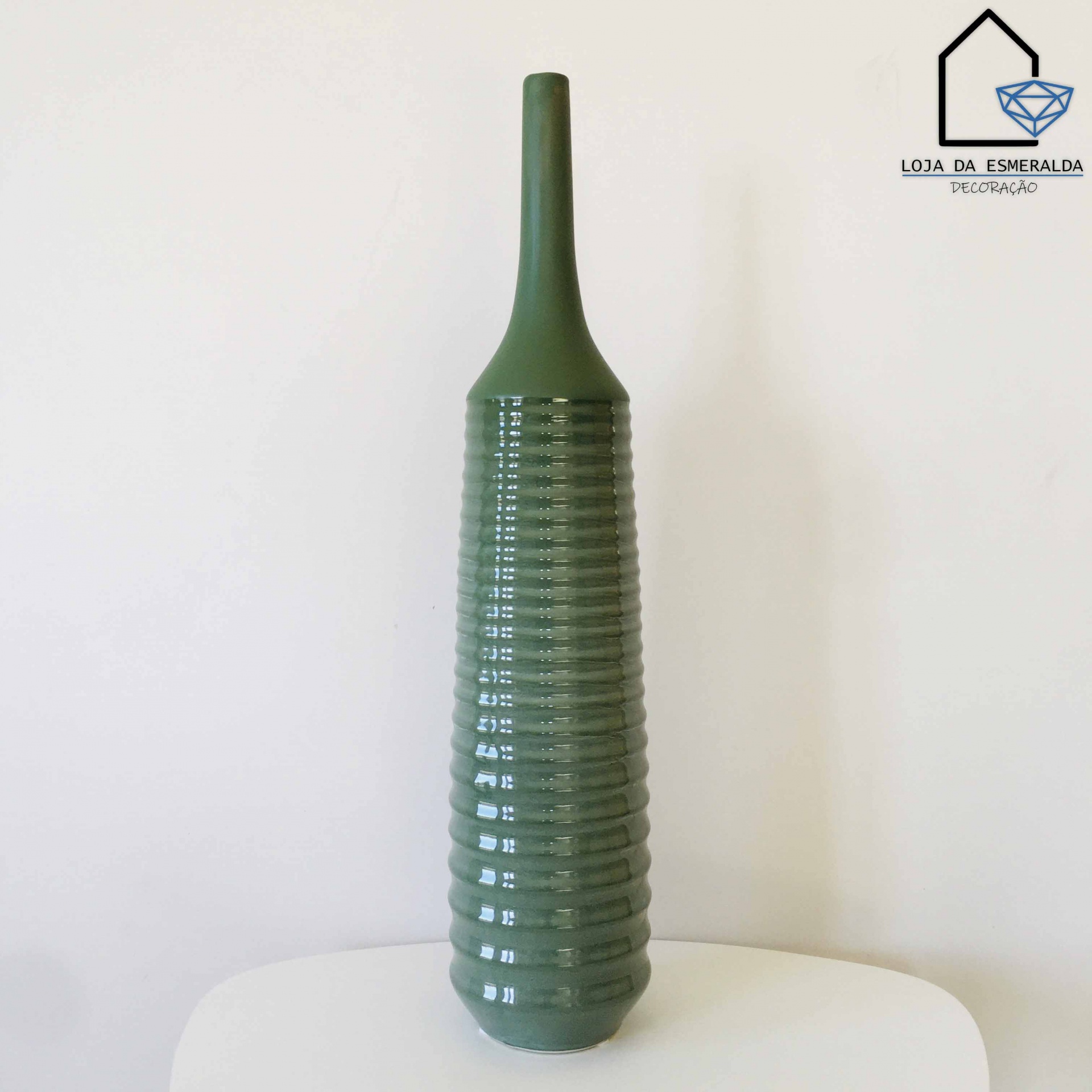 Vaso decorativo verde de cerâmica com textura em faixas horizontais