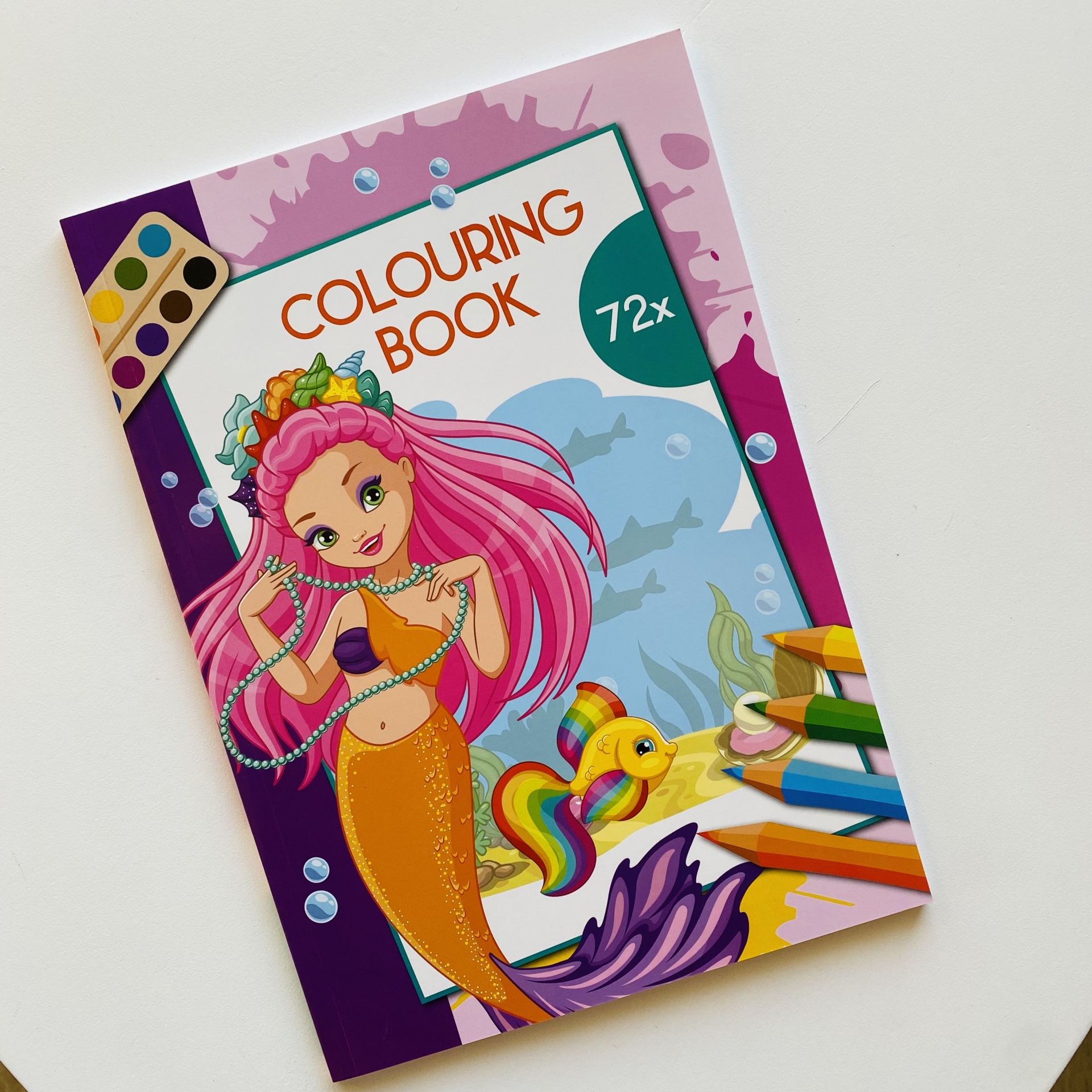 Capa de livro de colorir com sereia e elementos coloridos