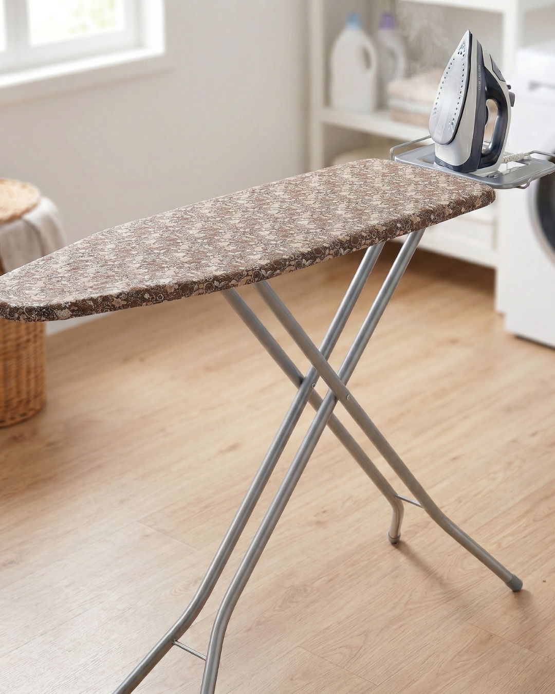 Tábua de engomar com ferro de engomar numa sala de estar clara