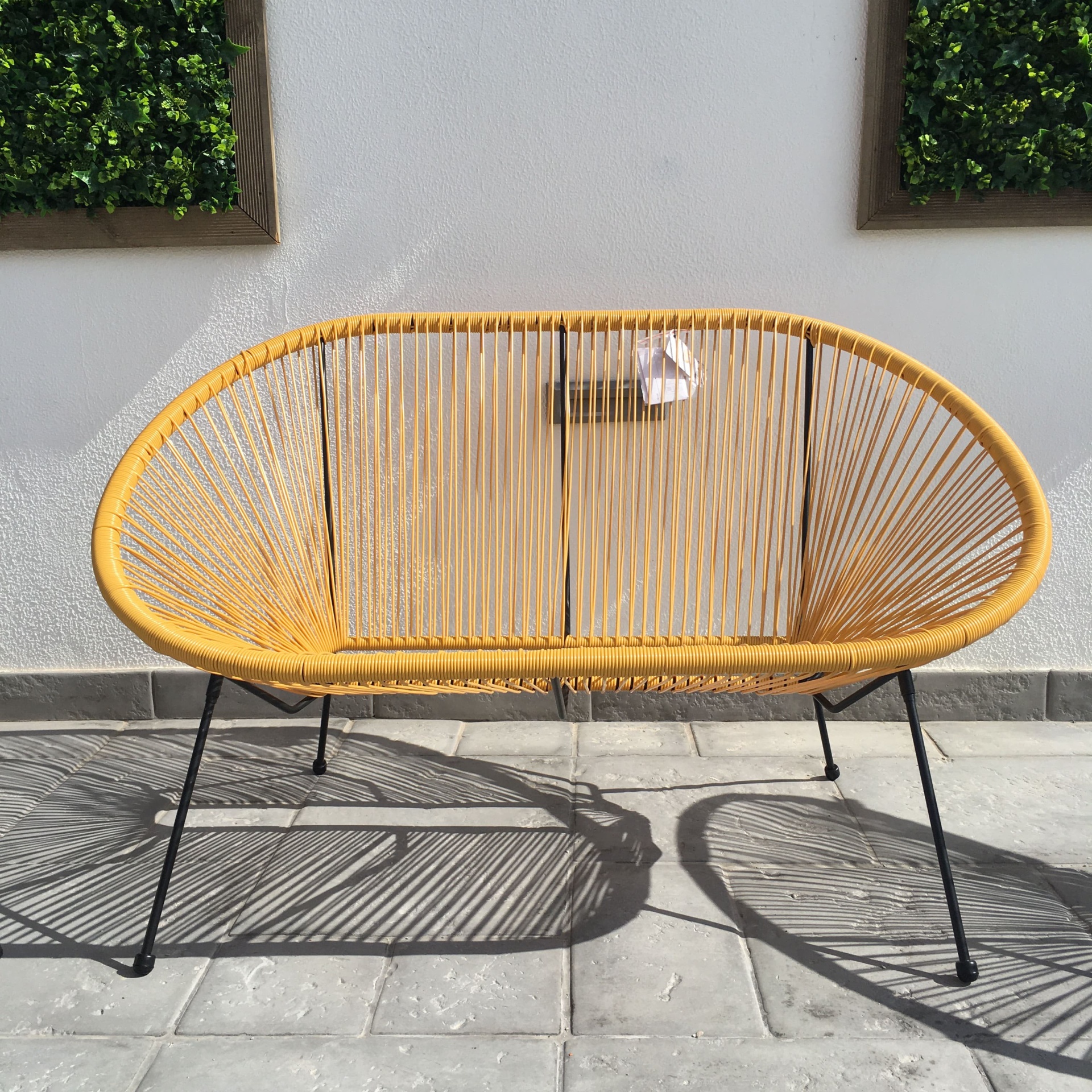 Banco amarelo de exterior com estrutura preta