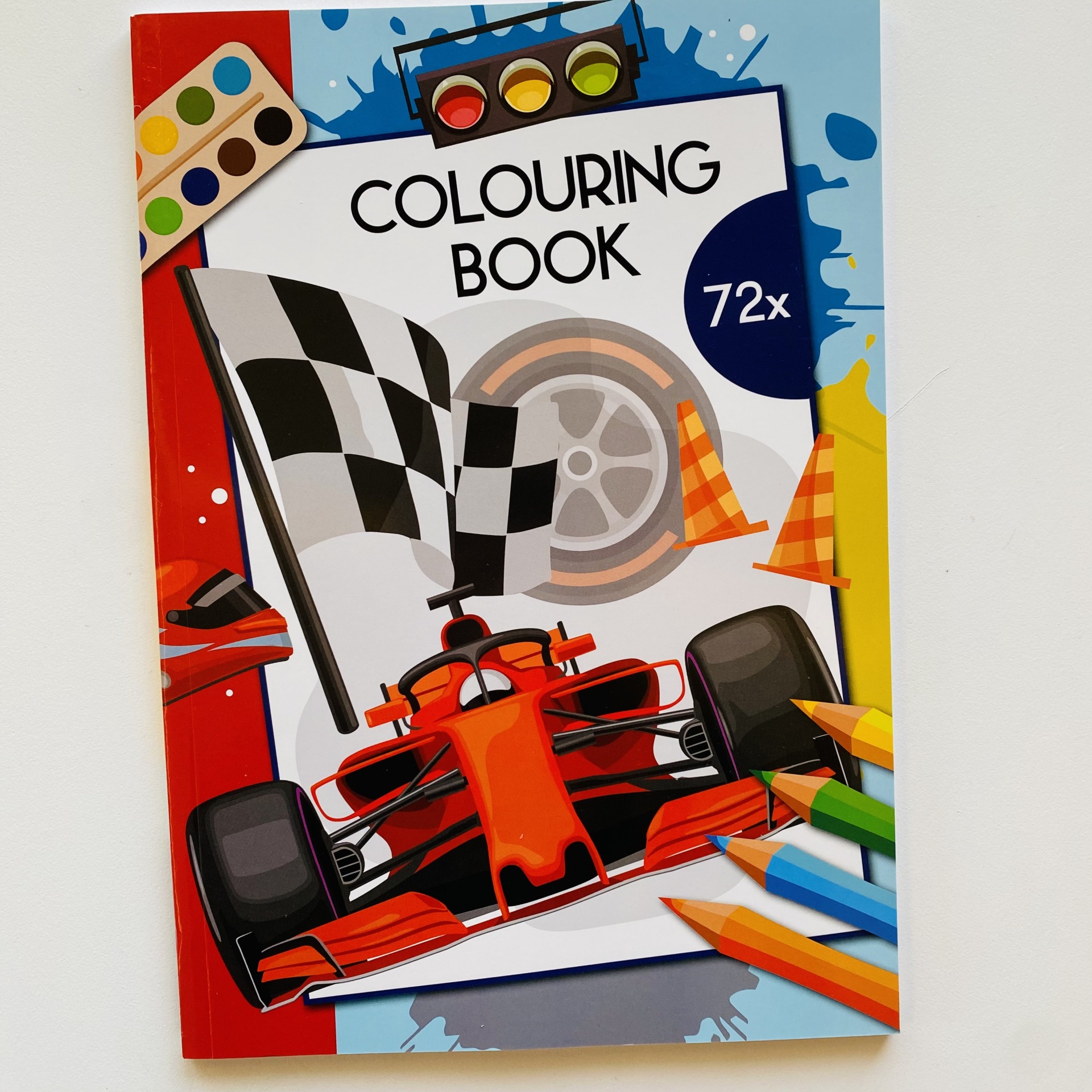 Capa de livro de colorir com carro de Fórmula 1 vermelho, bandeira quadriculada e lápis de cor.