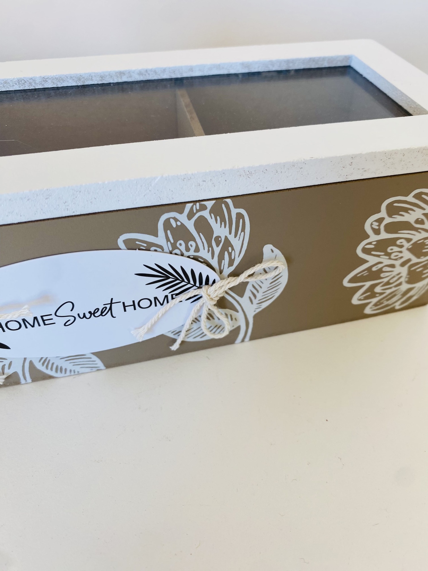 Caixa decorativa de madeira com tampa de vidro e etiqueta Home Sweet Home
