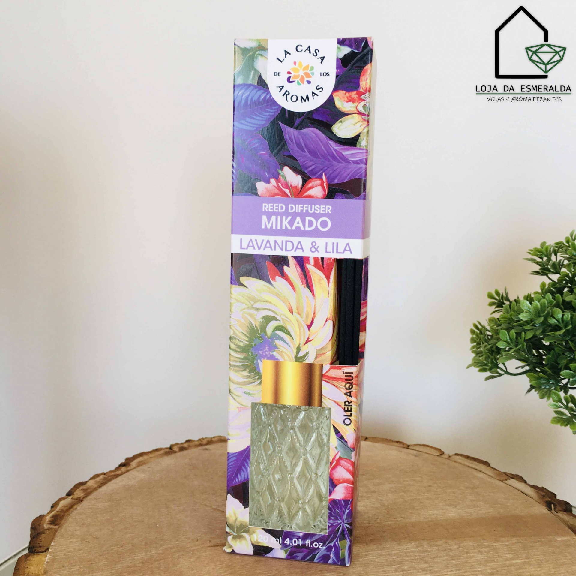 Difusor de aroma Mikado Lavanda & Lila com embalagem floral e frasco de vidro com tampa dourada
