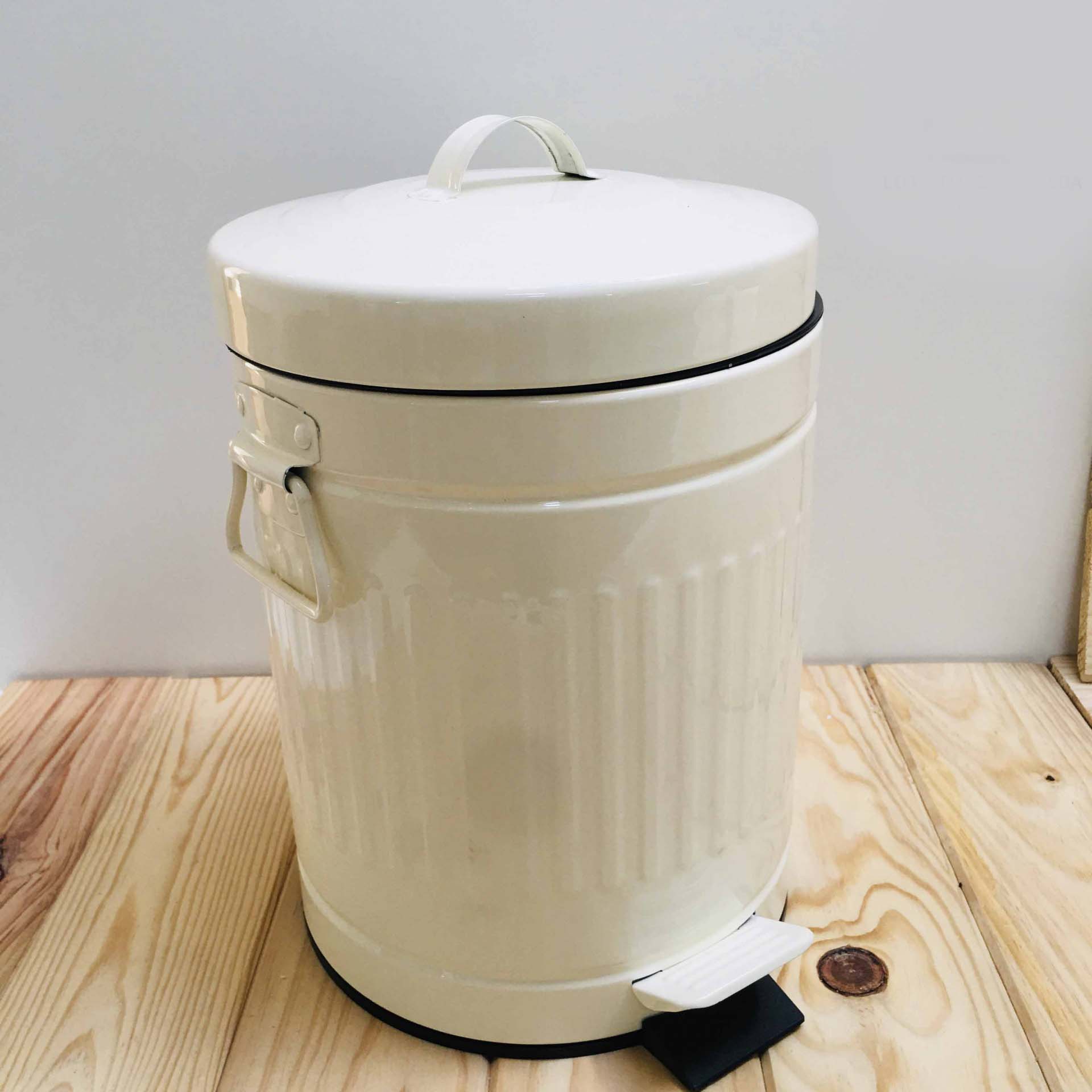 Lixeira metálica pequena branca com tampa e pedal