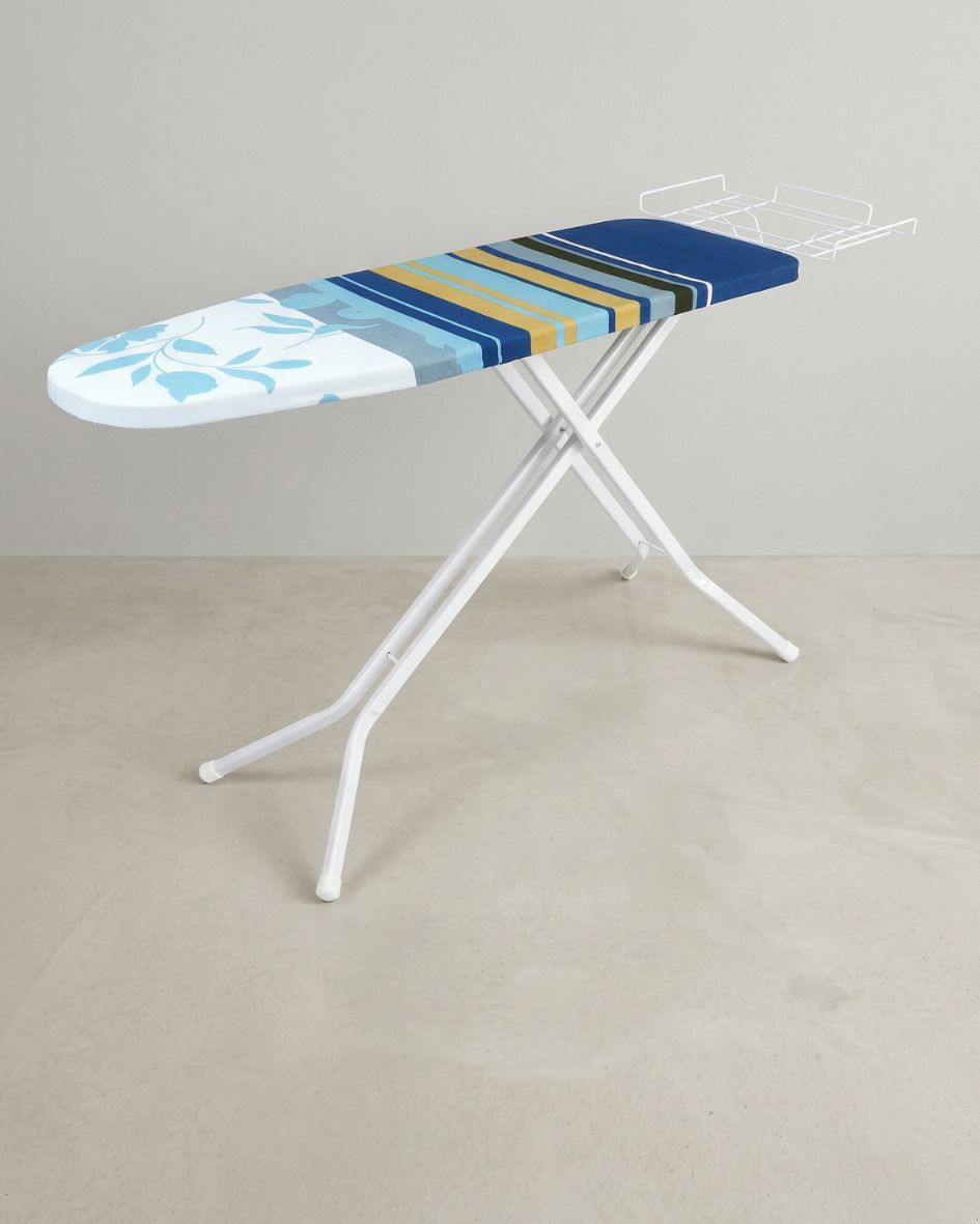 Tábua de engomar com capa colorida azul, amarela e branca e suporte metálico para ferro