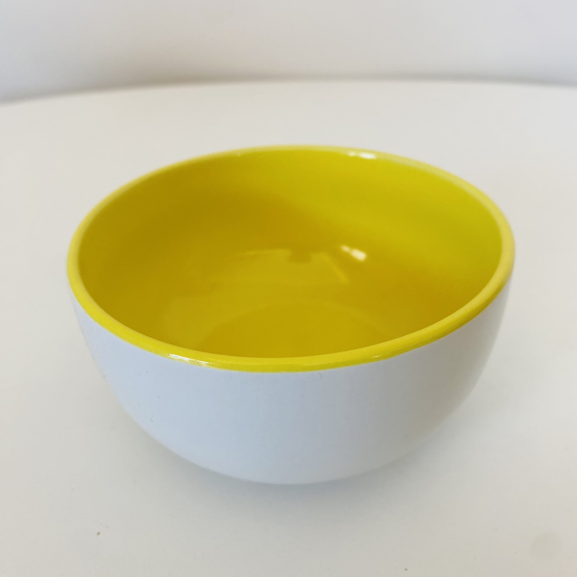 Tigela pequena cerâmica interior amarelo exterior branco
