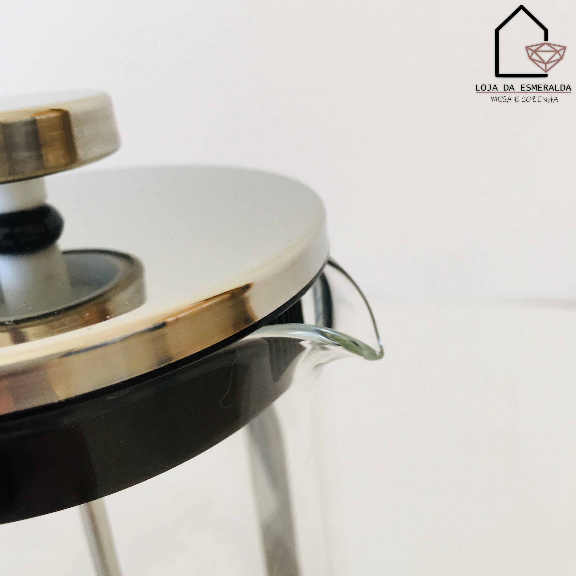 Francesa de café em vidro com tampa metálica e pega castanha