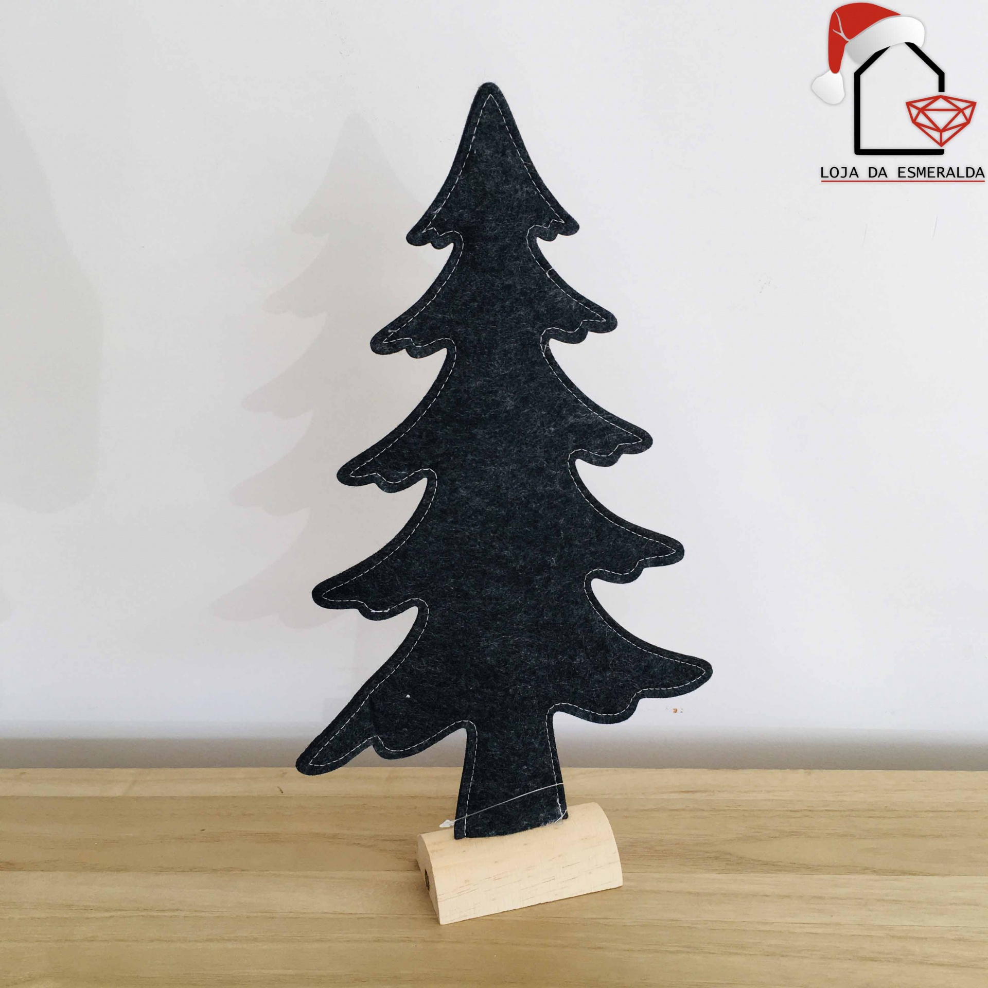 Árvore decorativa de Natal preta em feltro com base de madeira