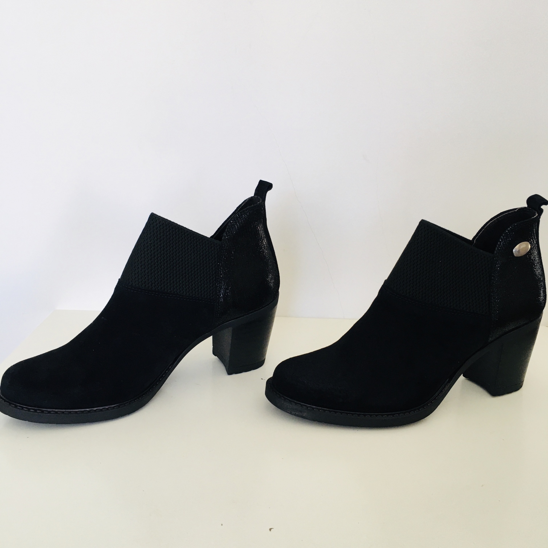 Botins pretos femininos em camurça com salto médio e elástico