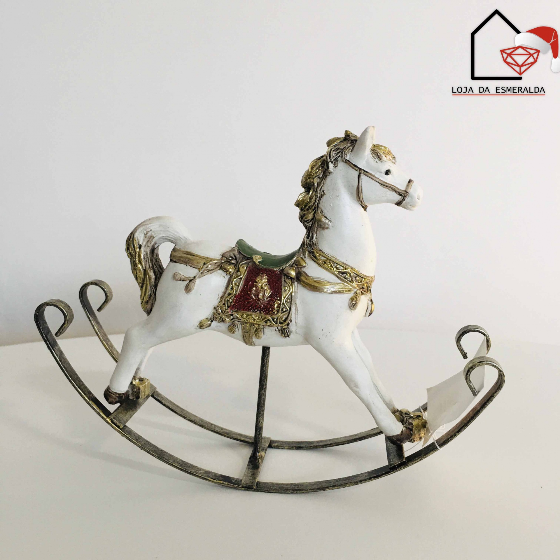 Cavalo de balanço decorativo branco e dourado com sela vermelha e base metálica