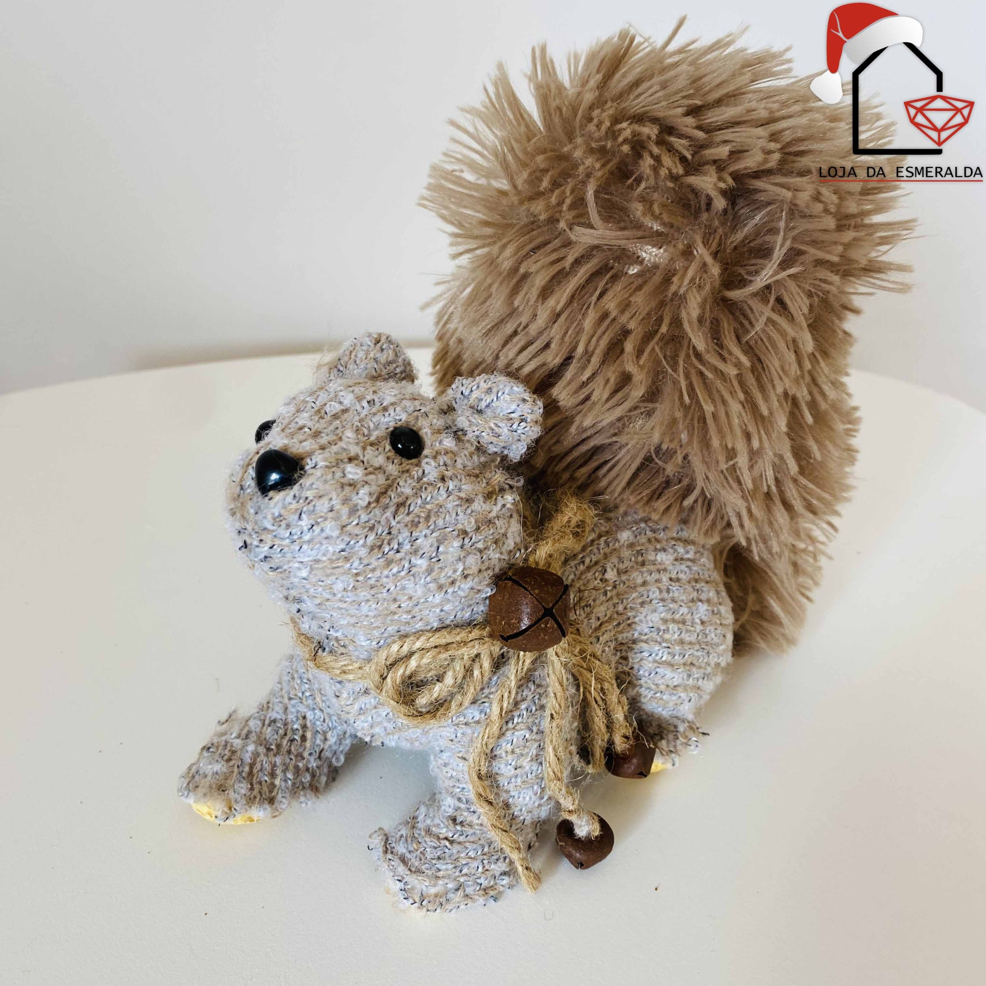 Figura decorativa de esquilo com cauda felpuda e guizos no pescoço