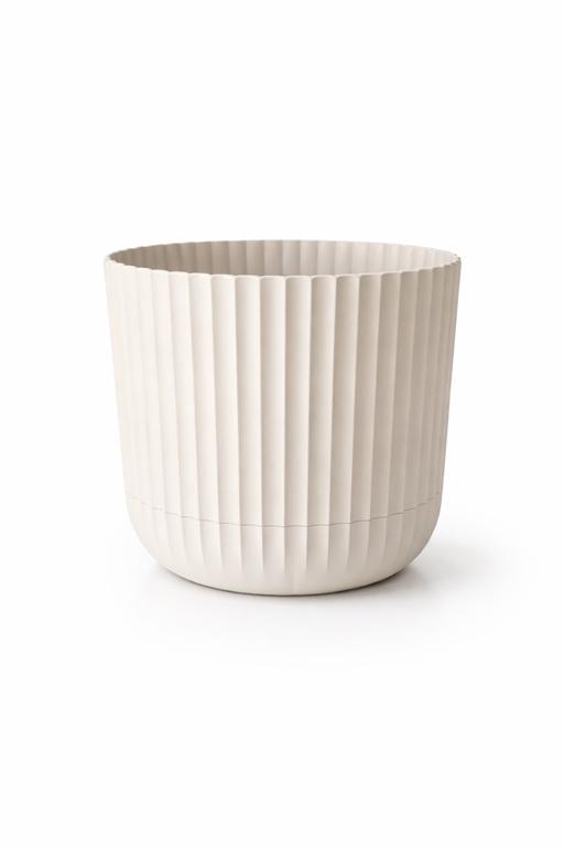 Vaso creme com textura canelada em fundo branco