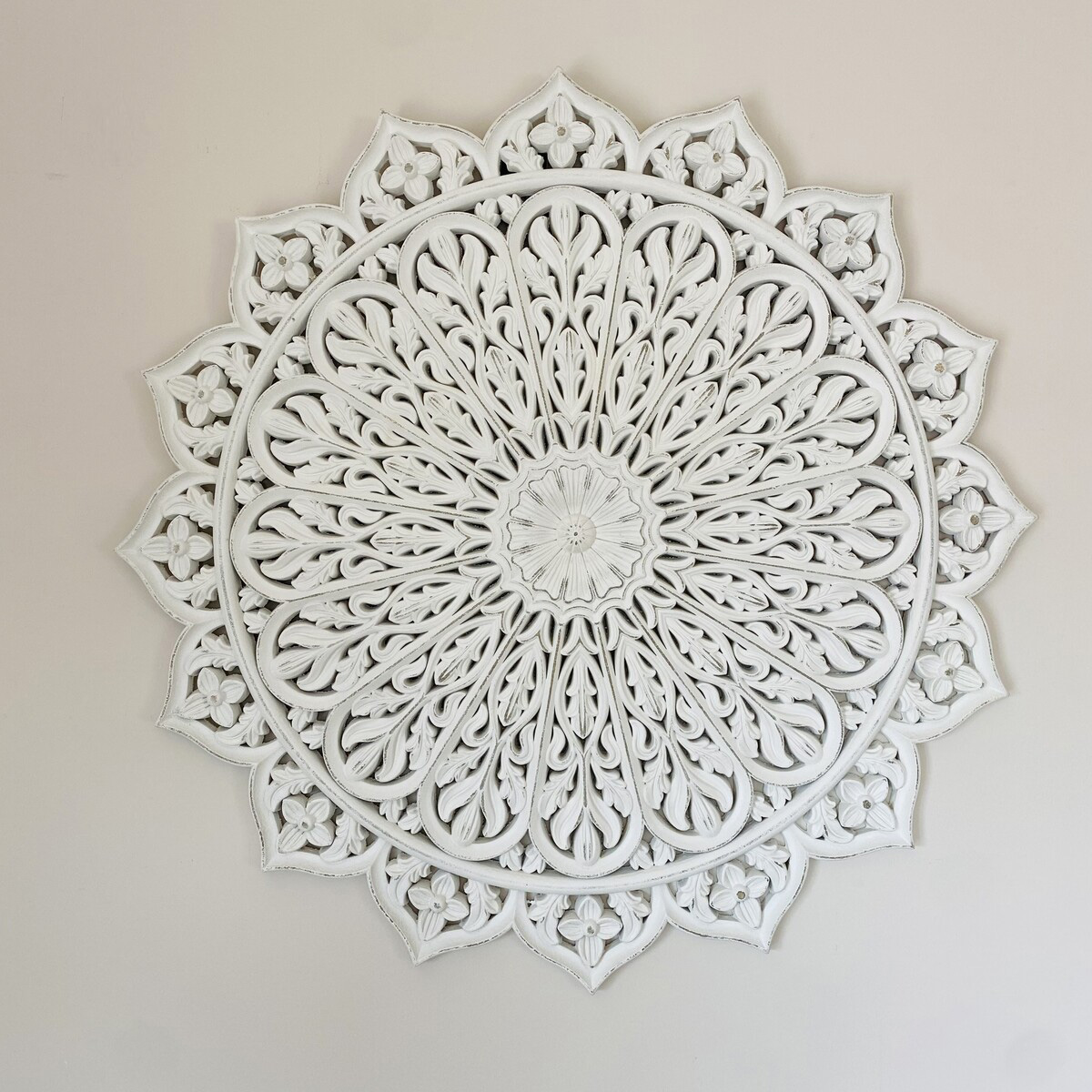 Mandala decorativa redonda branca em madeira com padrão floral