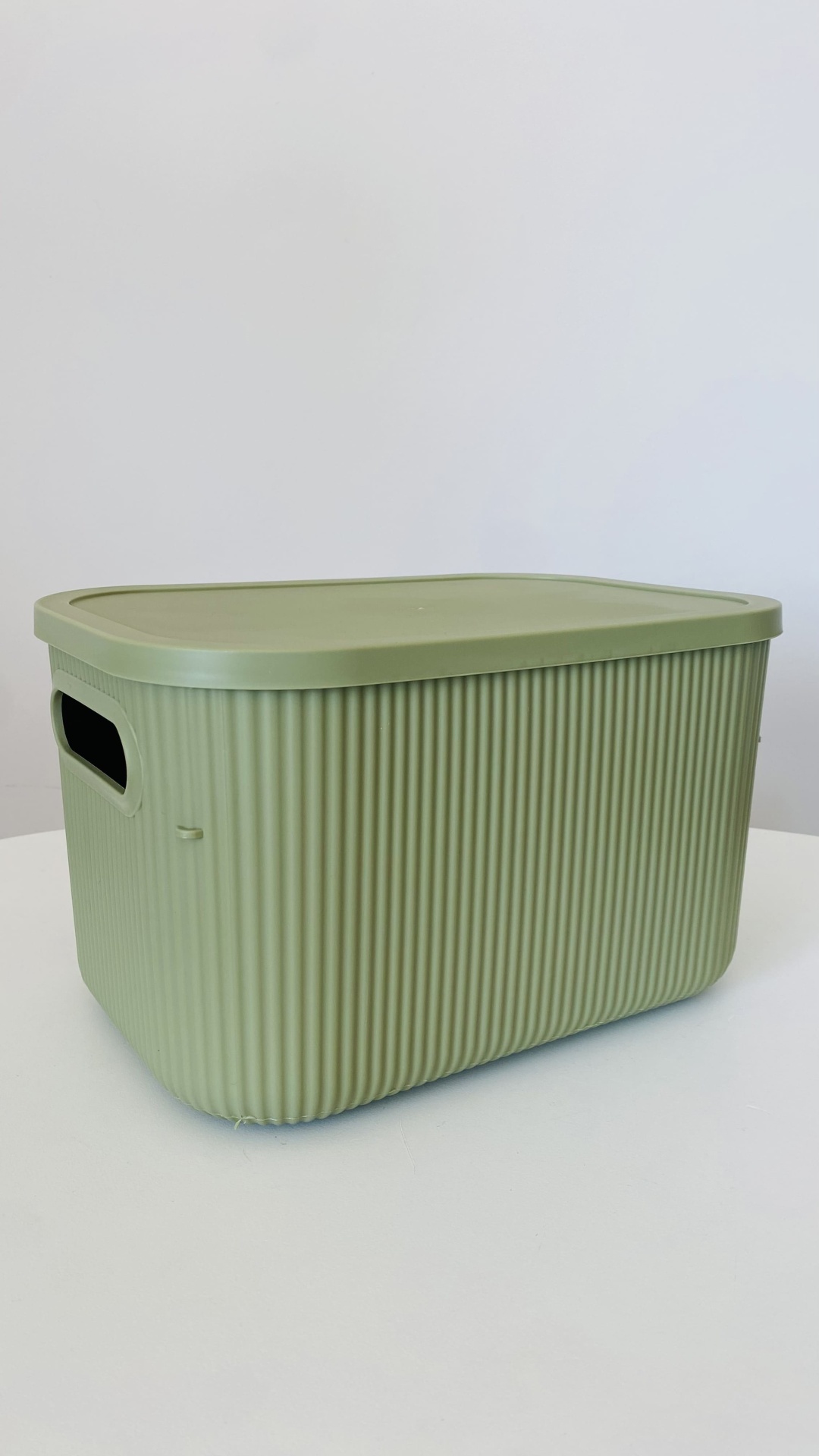 Caixa de arrumação verde claro com textura canelada e tampa