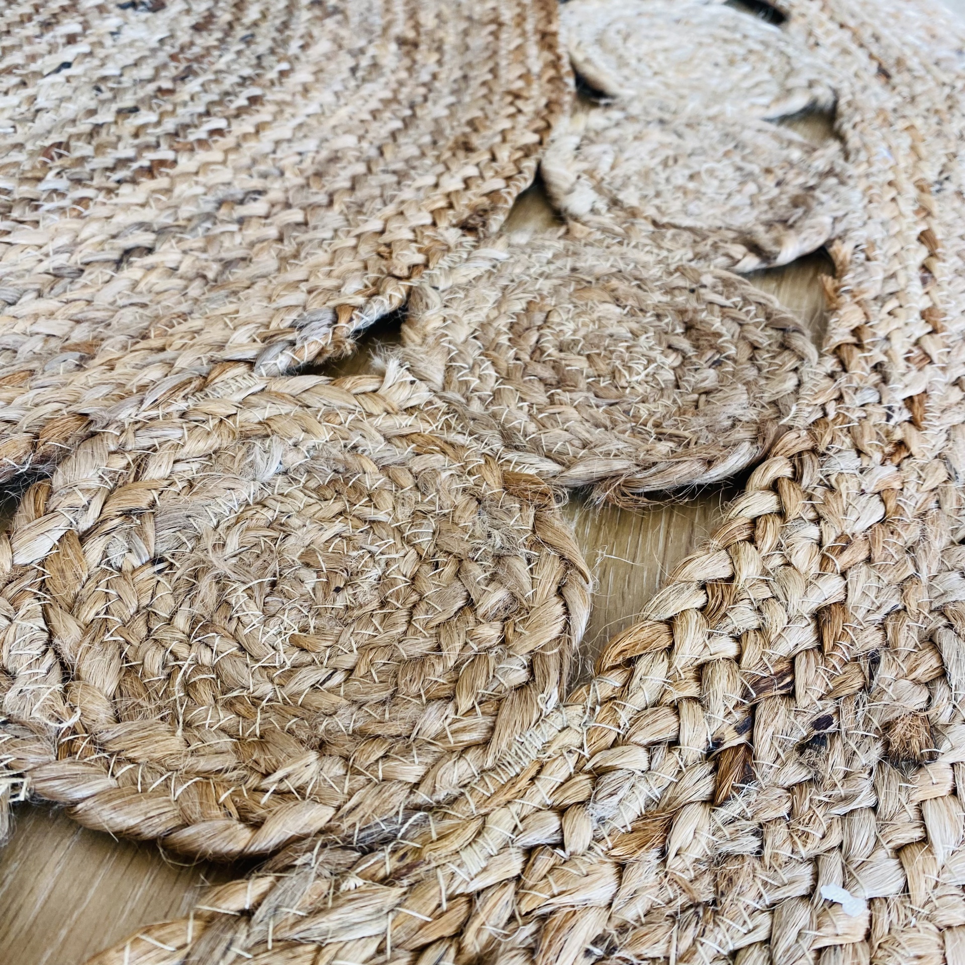 Tapete redondo de fibras naturais entrelaçadas com padrão circular