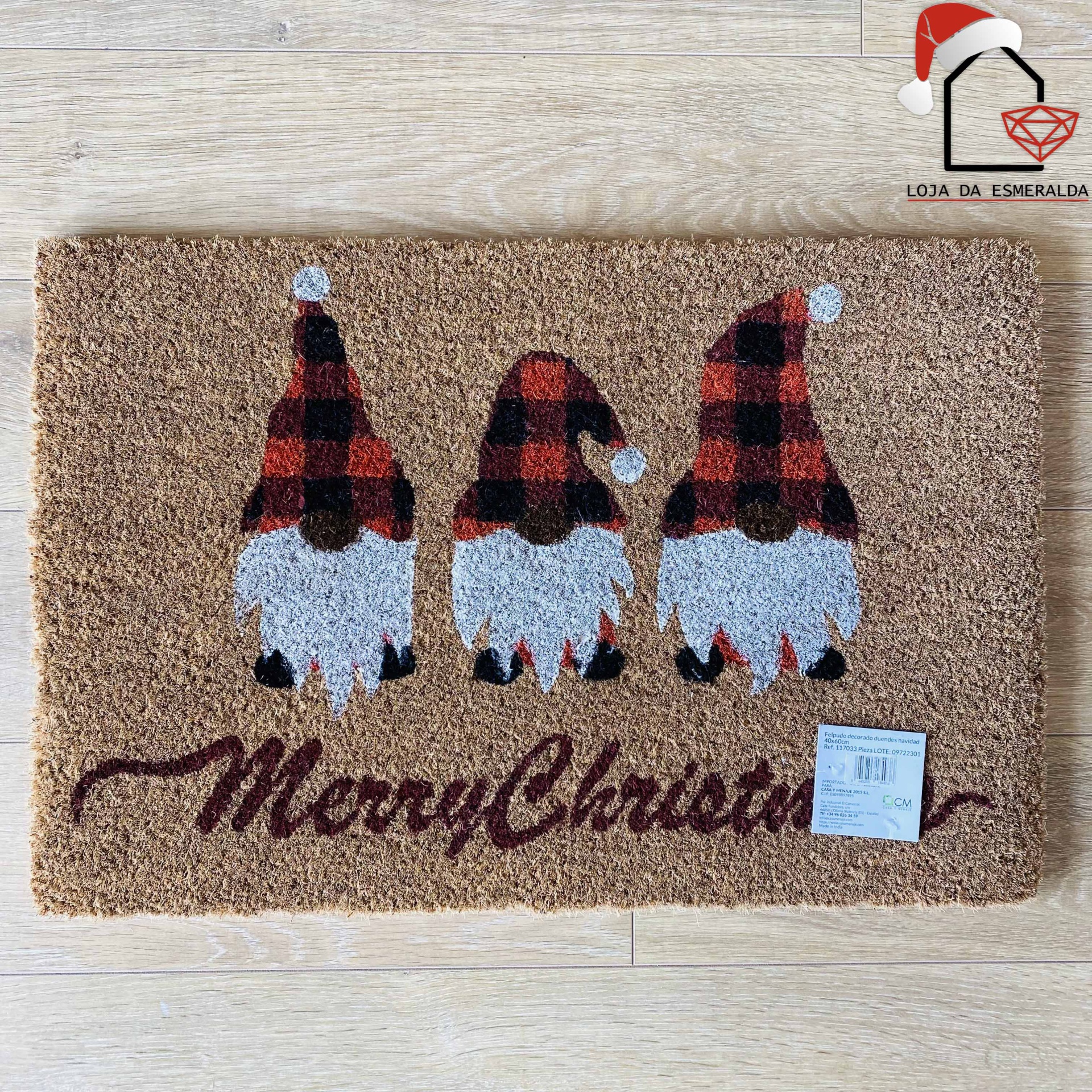 Tapete de natal castanho com três gnominhos e texto Merry Christmas