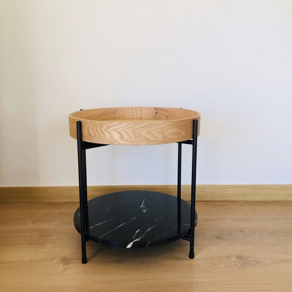 Mesa de apoio redonda com madeira clara, estrutura preta e prateleira preta marmorizada