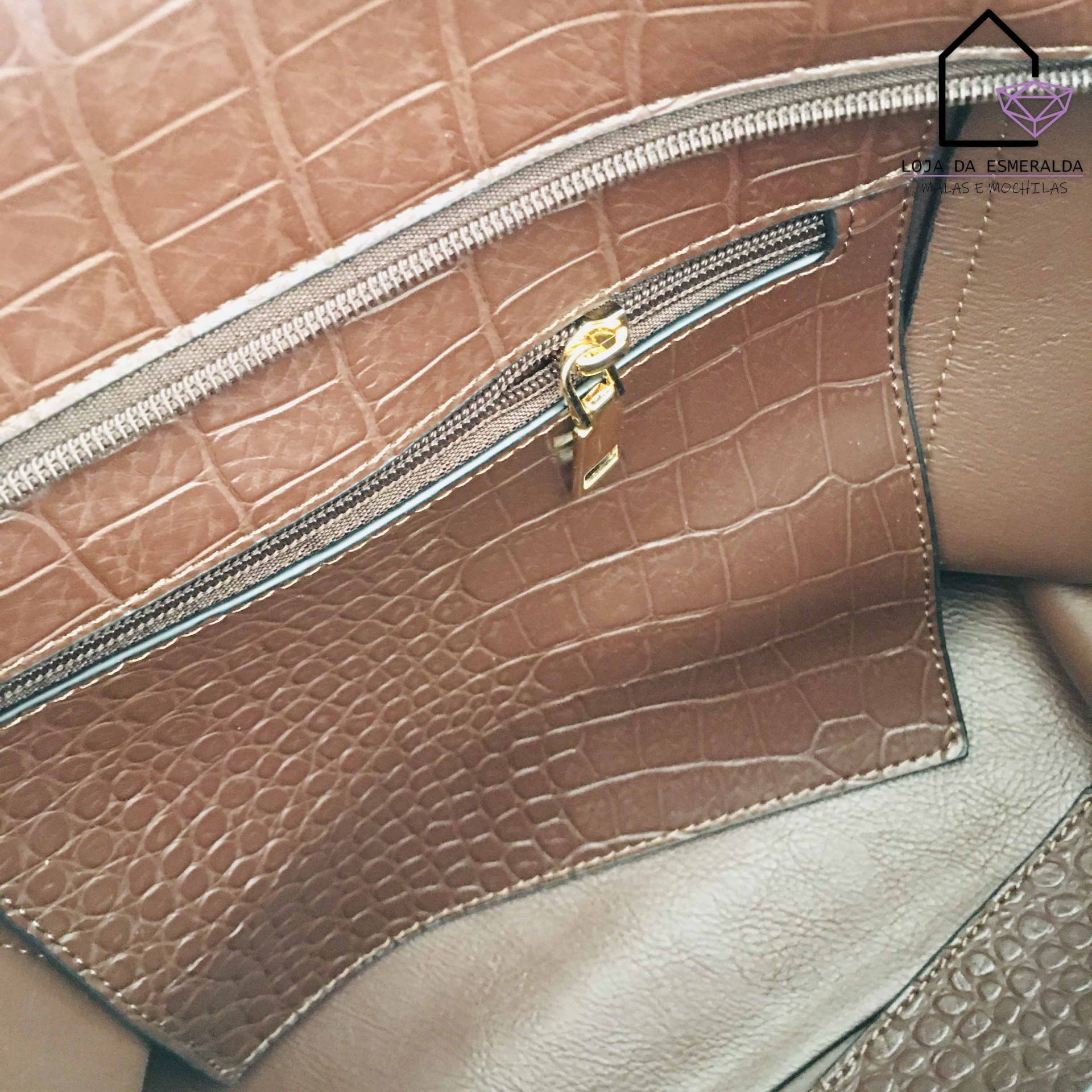 Interior de mala castanha com padrão pele crocodilo e bolsos com fecho