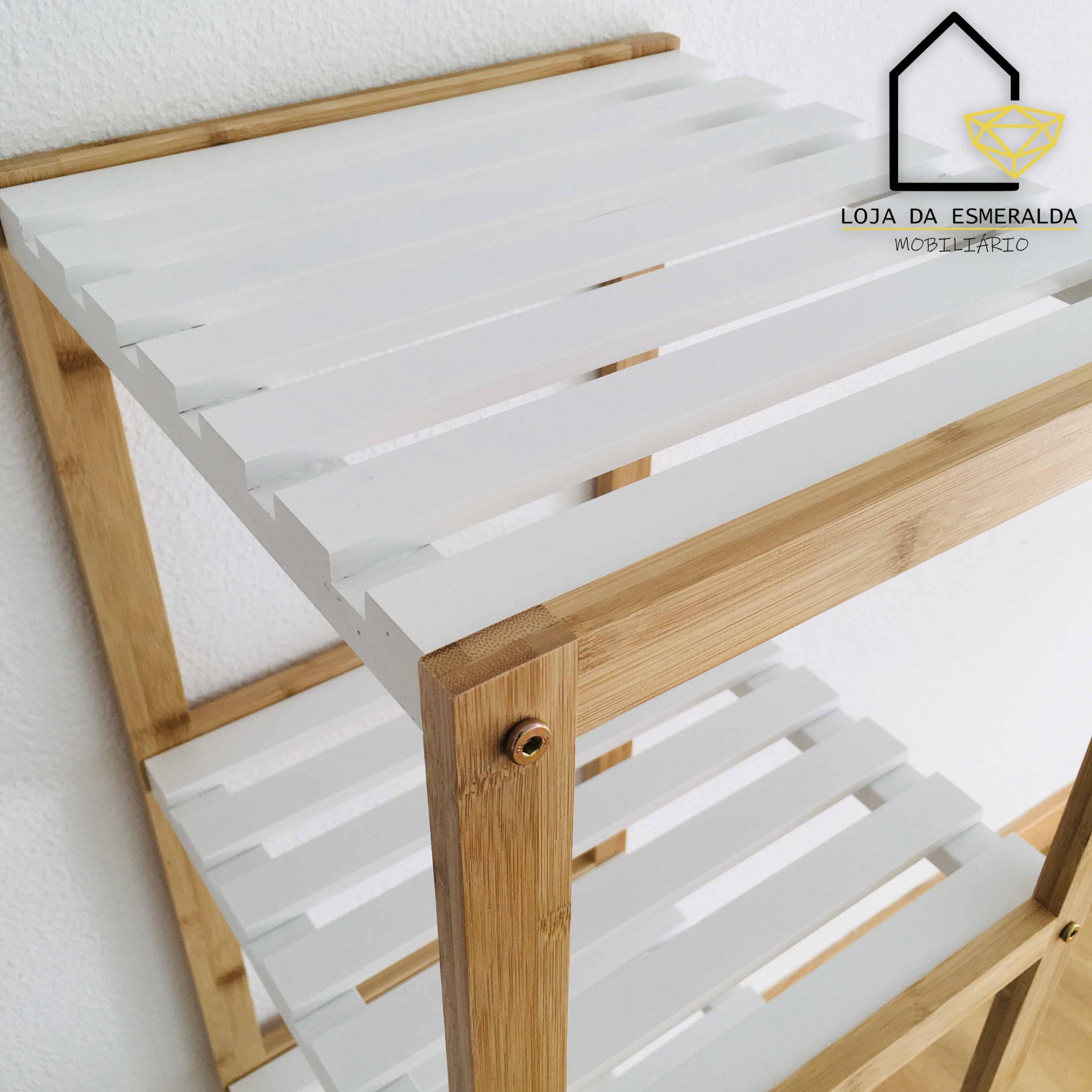 Estante de madeira clara com prateleiras brancas em ripas