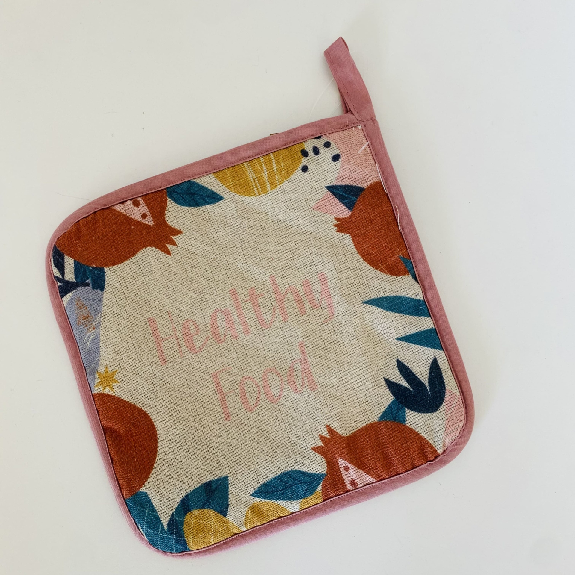 Pega de cozinha quadrada com padrão de frutas e texto Healthy food