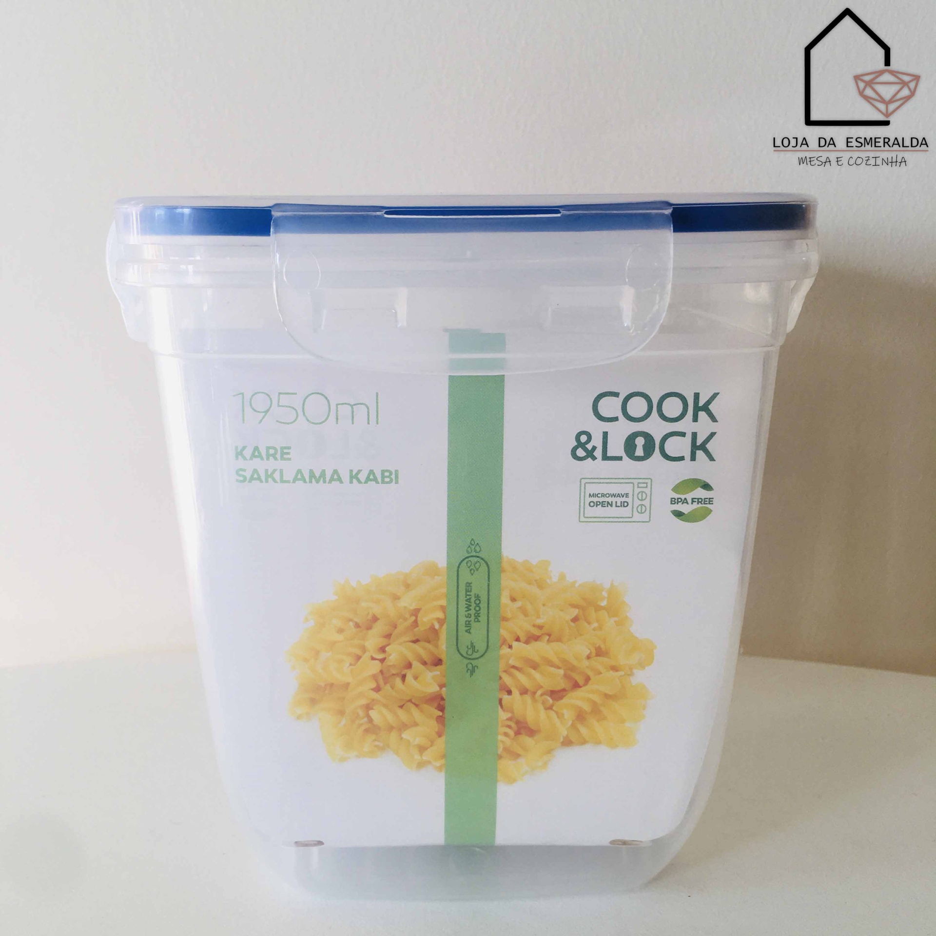 Recipiente plástico transparente com tampa azul e etiqueta com massa