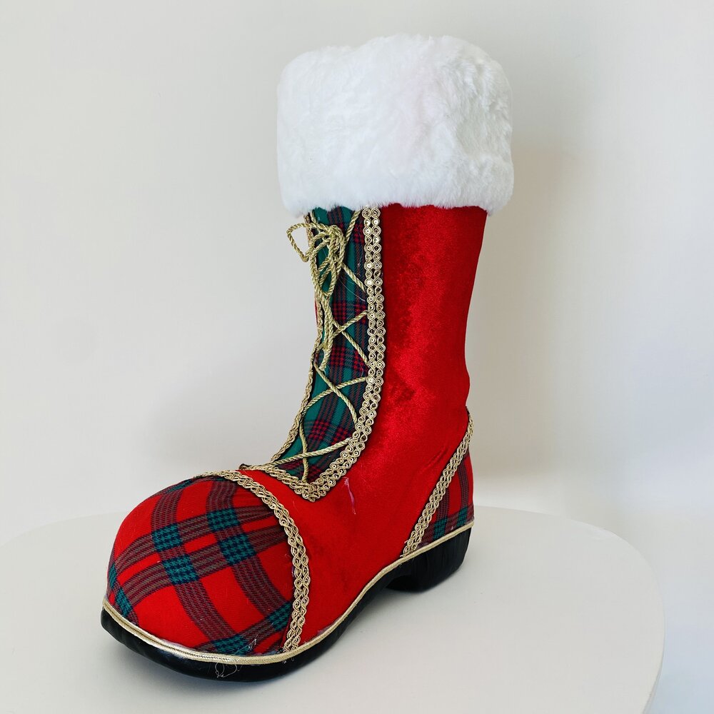 Bota decorativa de Natal vermelha com padrão xadrez e topo branco felpudo.