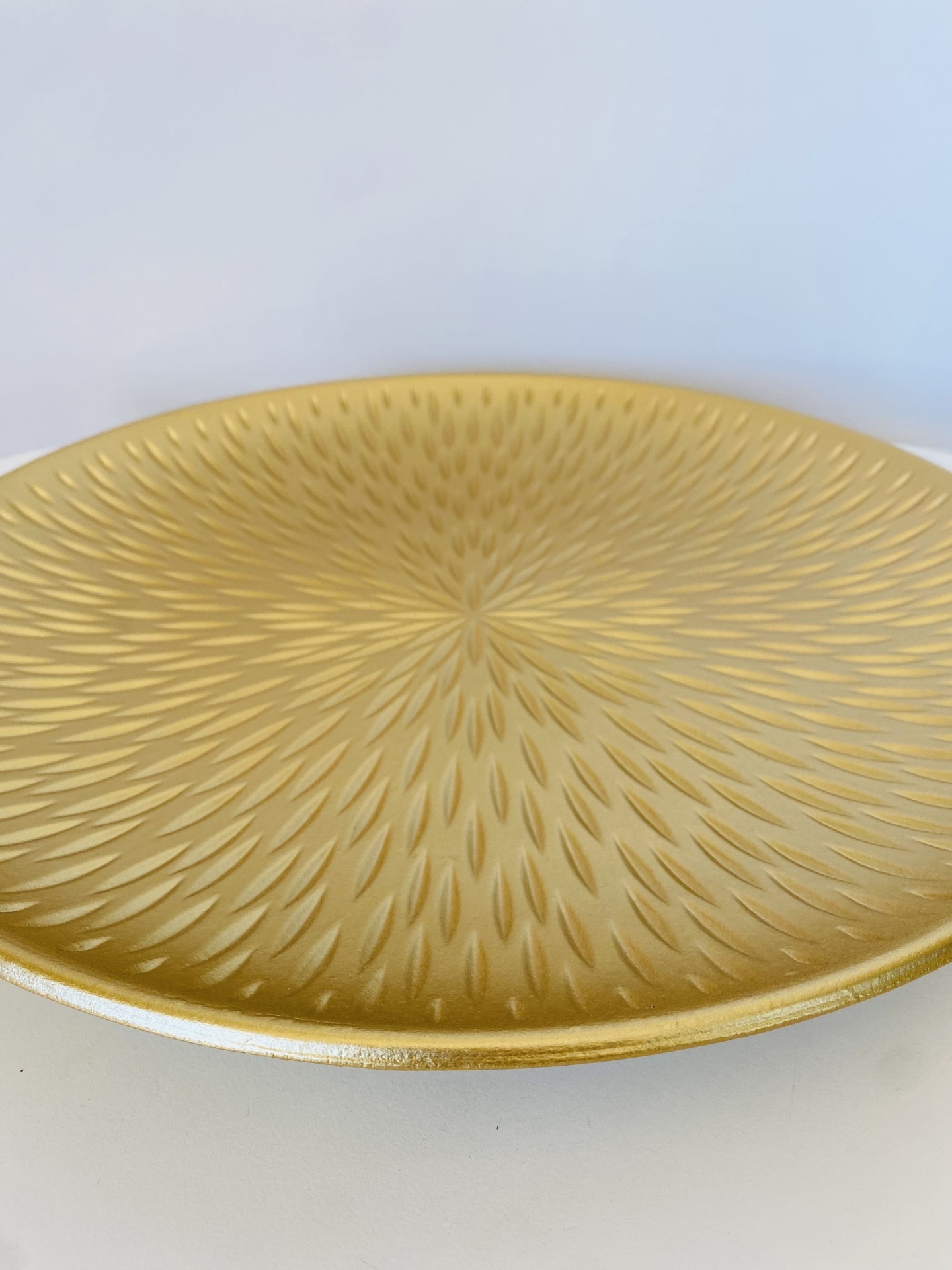 Prato decorativo dourado com textura em relevo