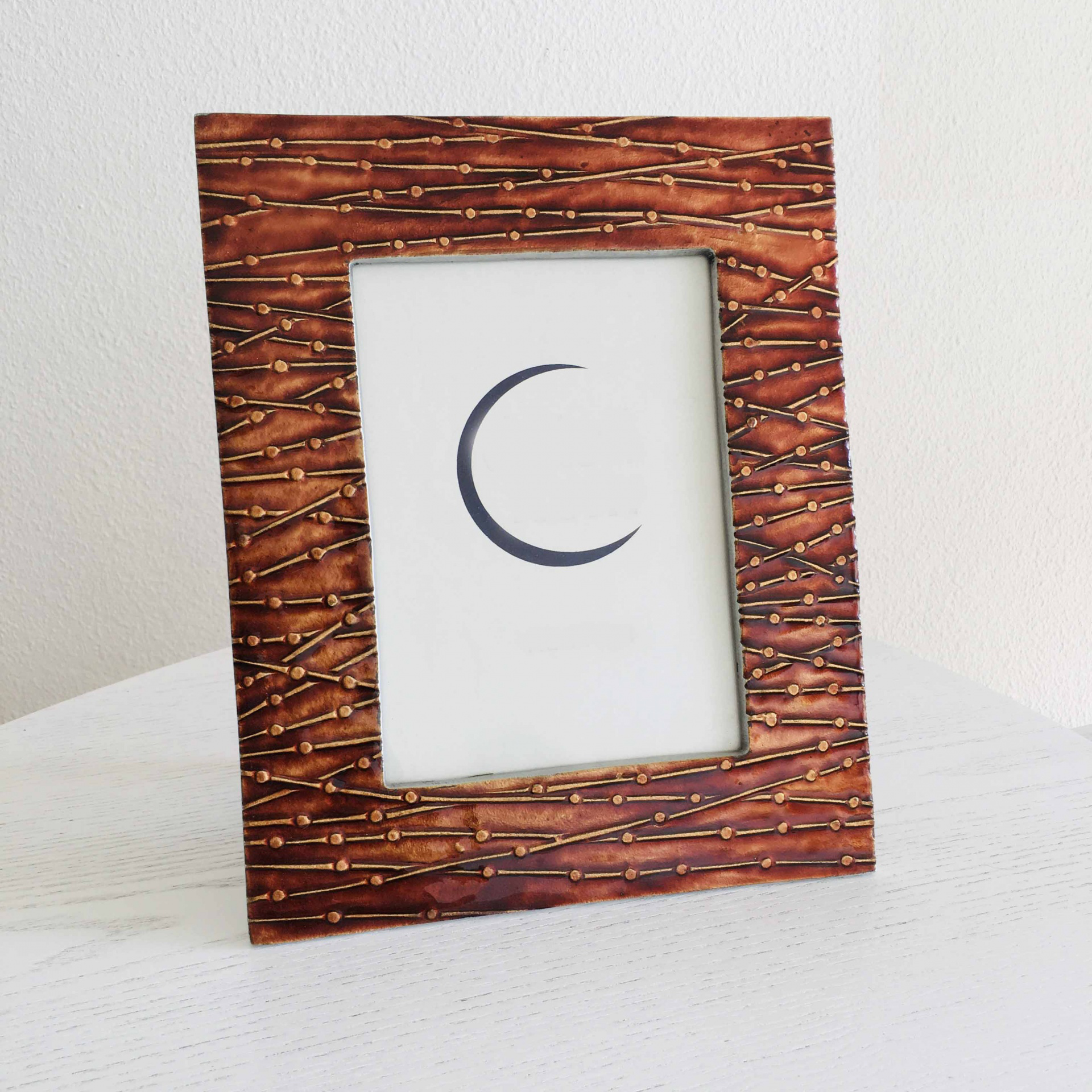 Moldura de fotografia de madeira castanho escuro com textura e detalhes dourados