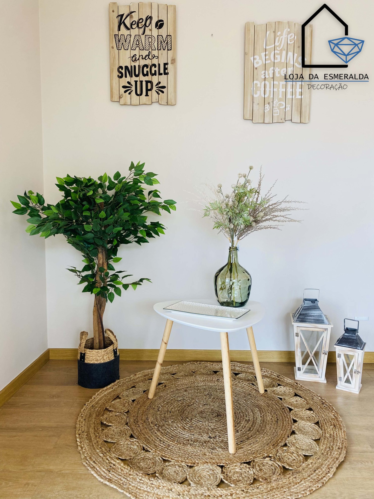 Mesa branca, plantas, tapete trançado e decoração de parede com placas de madeira