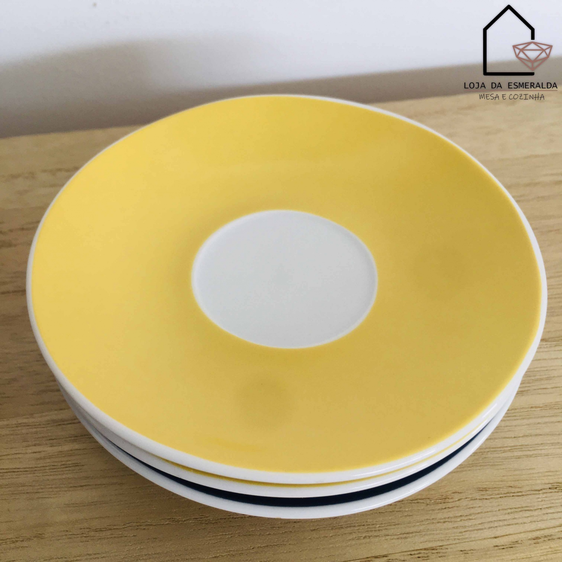 Conjunto de pratos de cerâmica com borda amarela