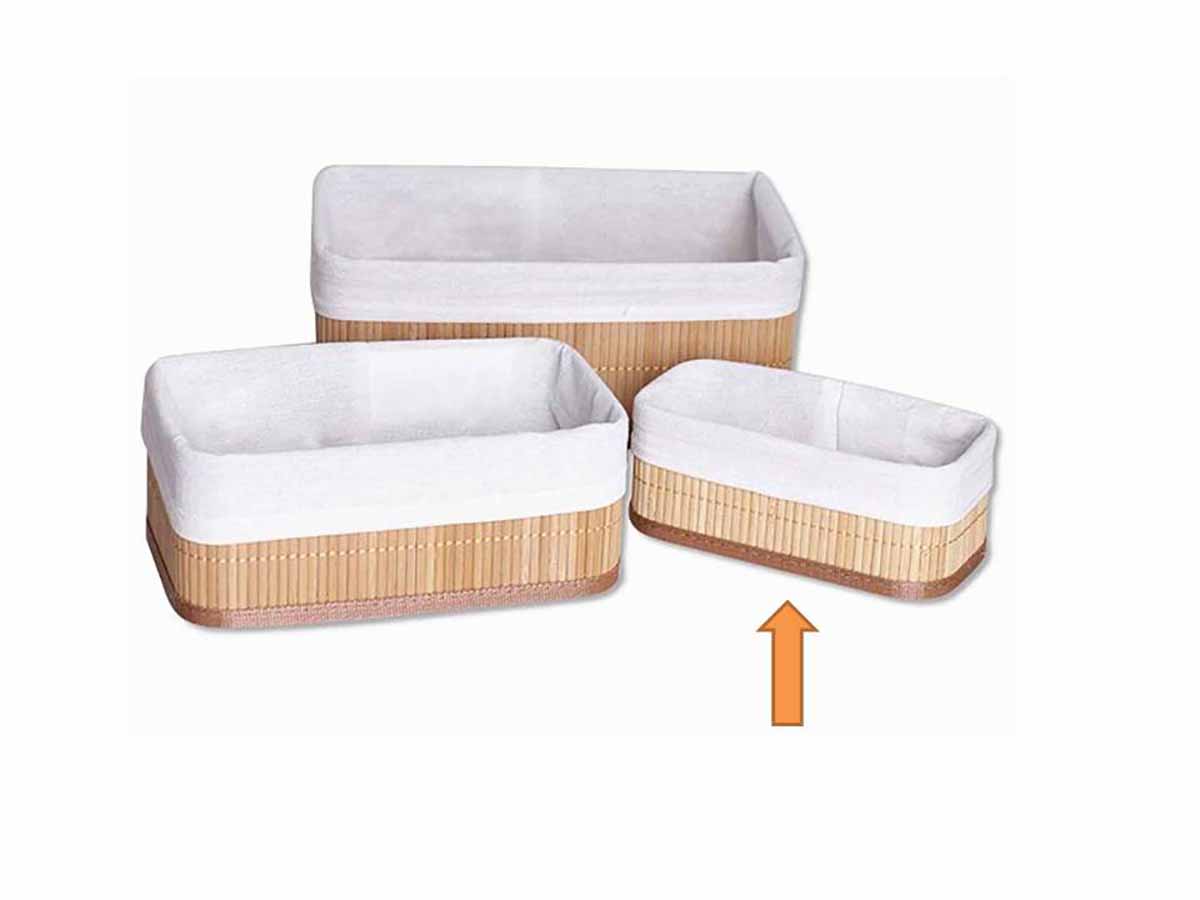 Conjunto de três cestos retangulares de vime com forro branco e seta laranja