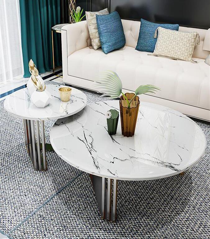 Mesa de centro dupla branca com padrão mármore e decoração sobre tapete cinza em sala moderna