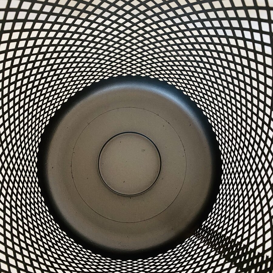 Interior de cesta metálica preta com padrão em rede circular