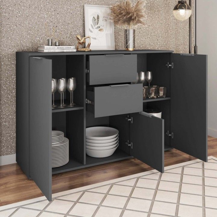 Armário preto aberto com louças e decoração numa sala