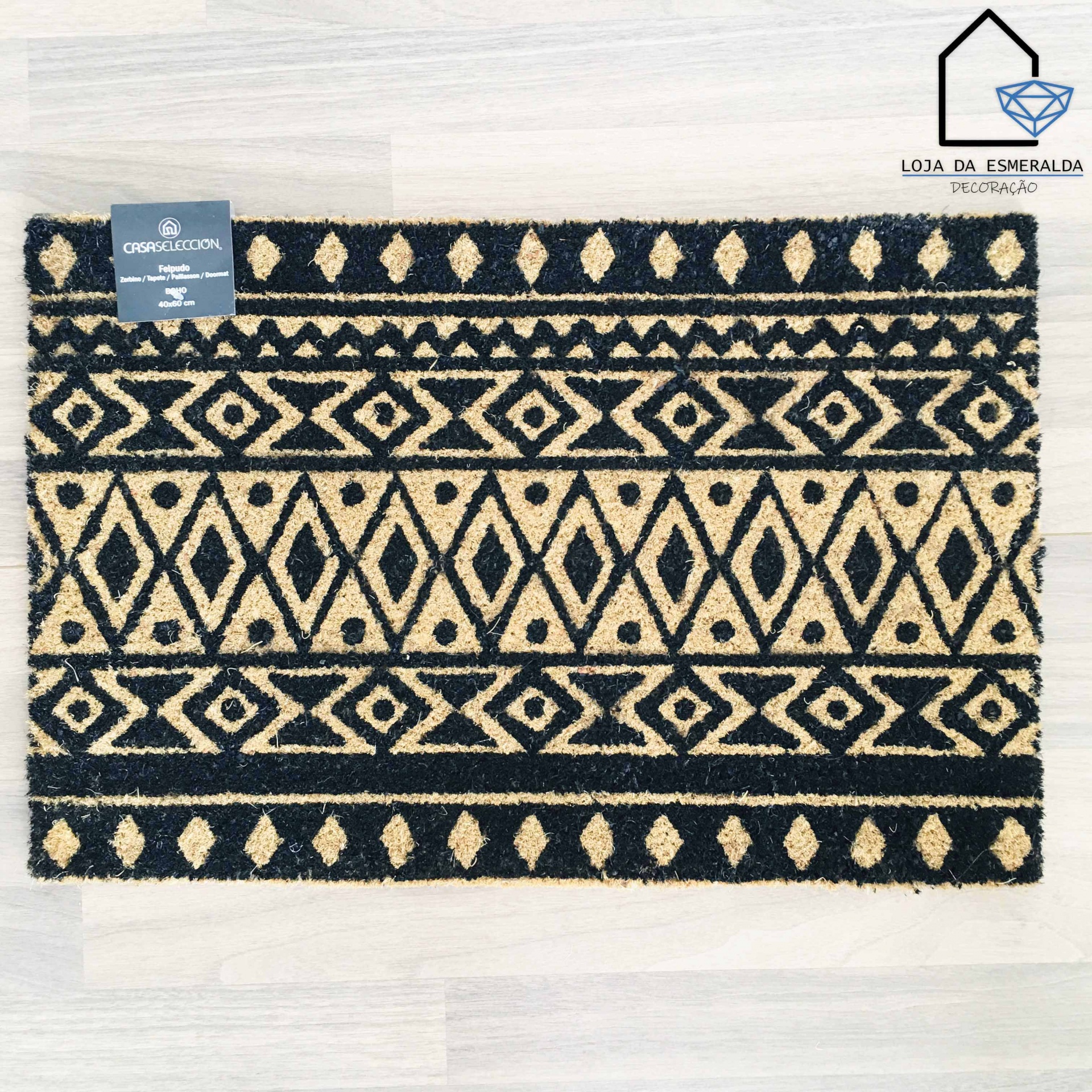 Tapete de entrada preto e bege com padrão geométrico