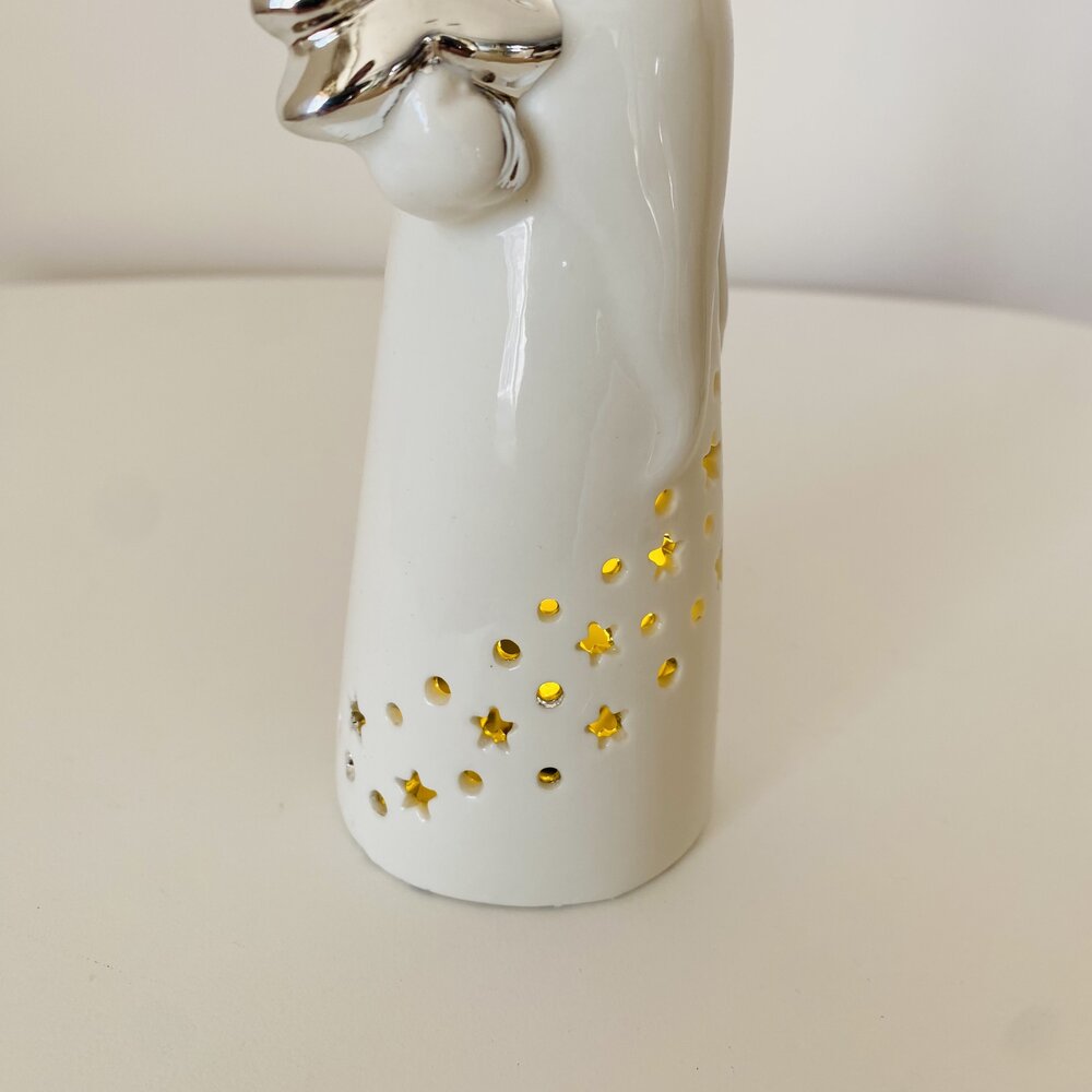 Vaso decorativo branco em cerâmica com detalhes prateados e recortes iluminados em estrelas e círculos