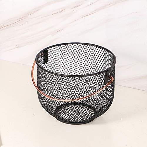 Cesta de metal preto com alça de madeira em fundo claro marmoreado