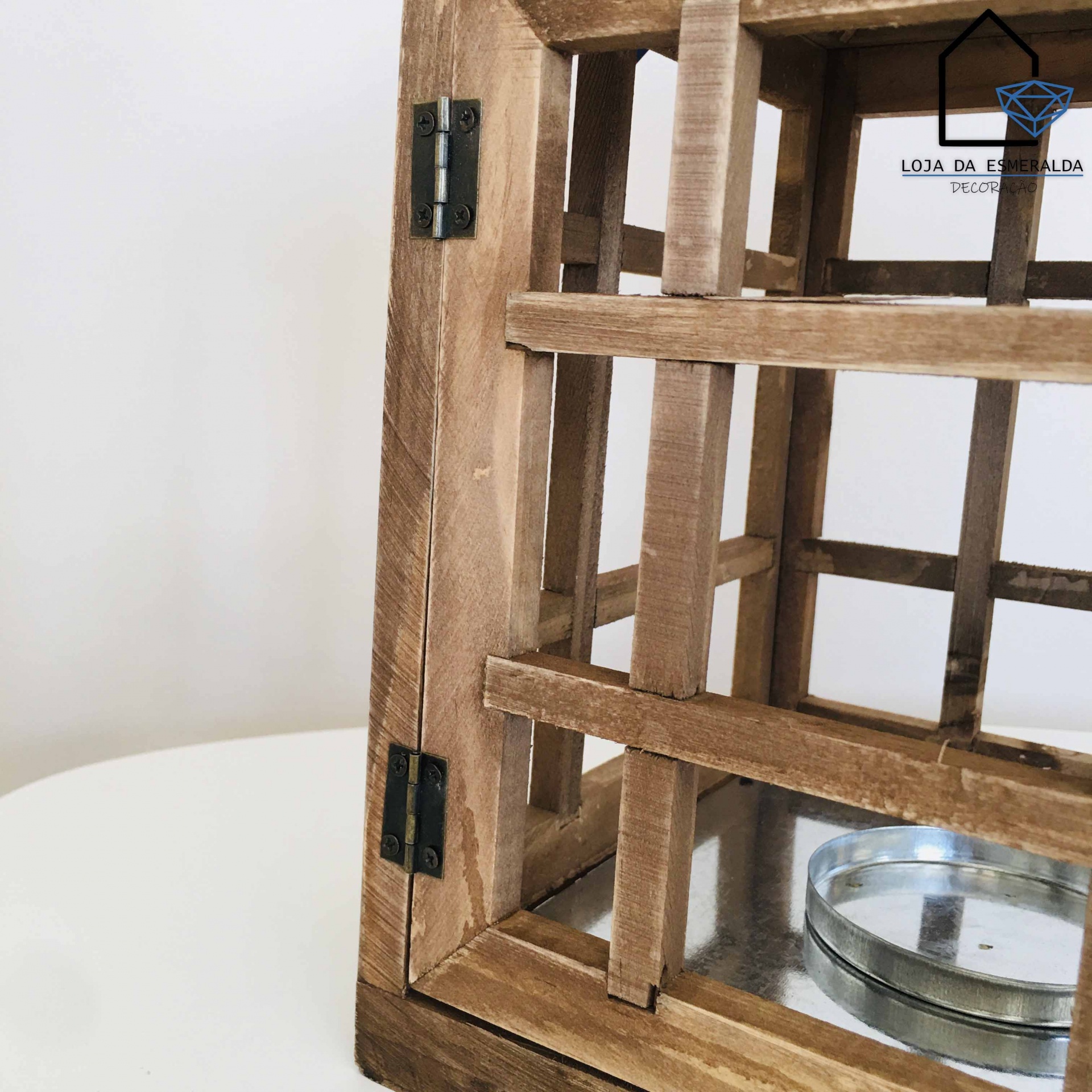 Castiçal de madeira com vela e etiqueta pendurada com texto Loja da Escalda Decora