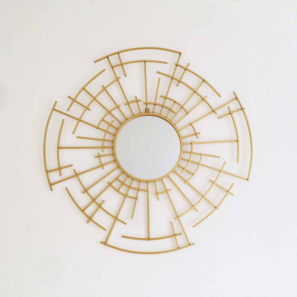 Espelho de parede com moldura dourada geométrica