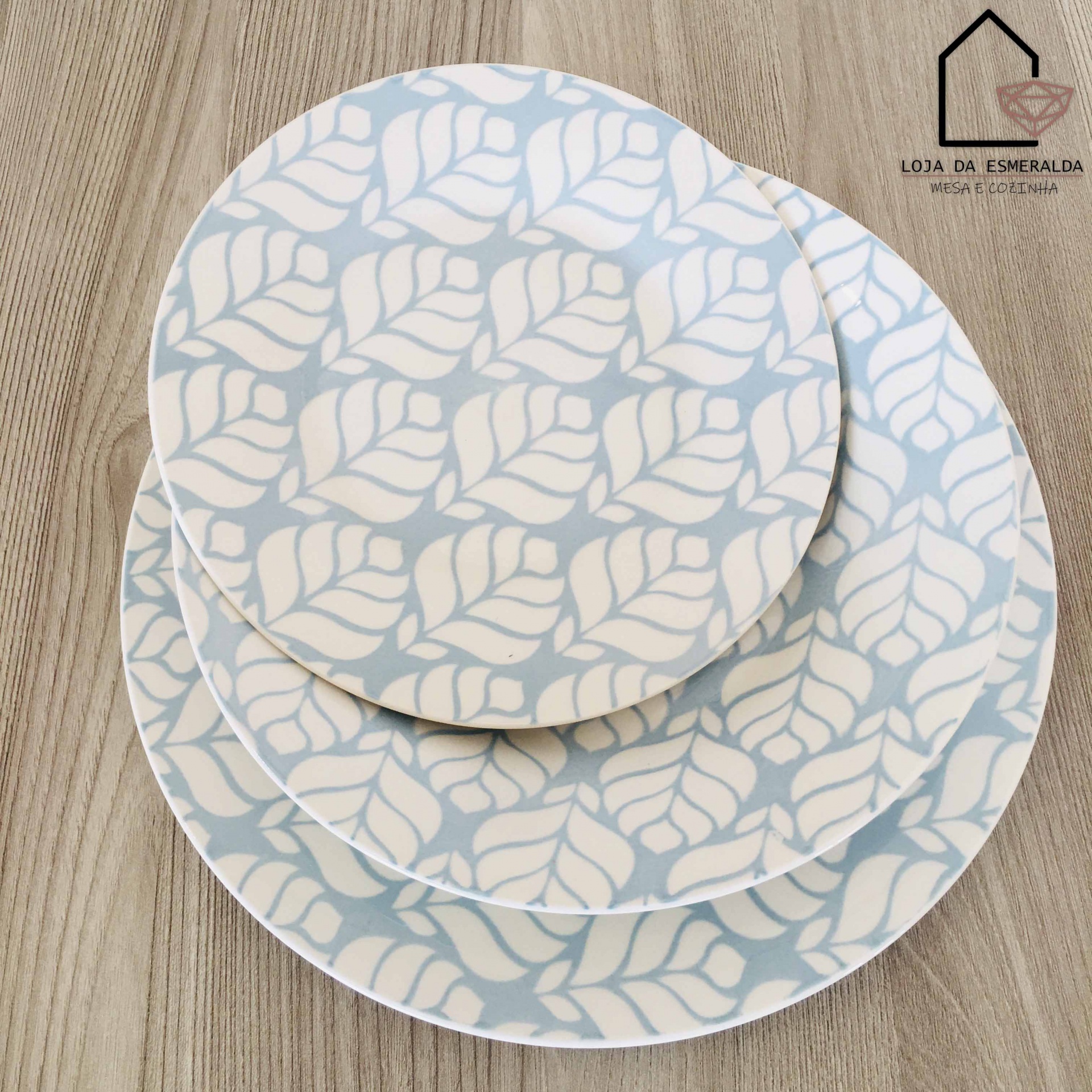 Conjunto de pratos redondos de cerâmica azul claro com padrão branco de folhas