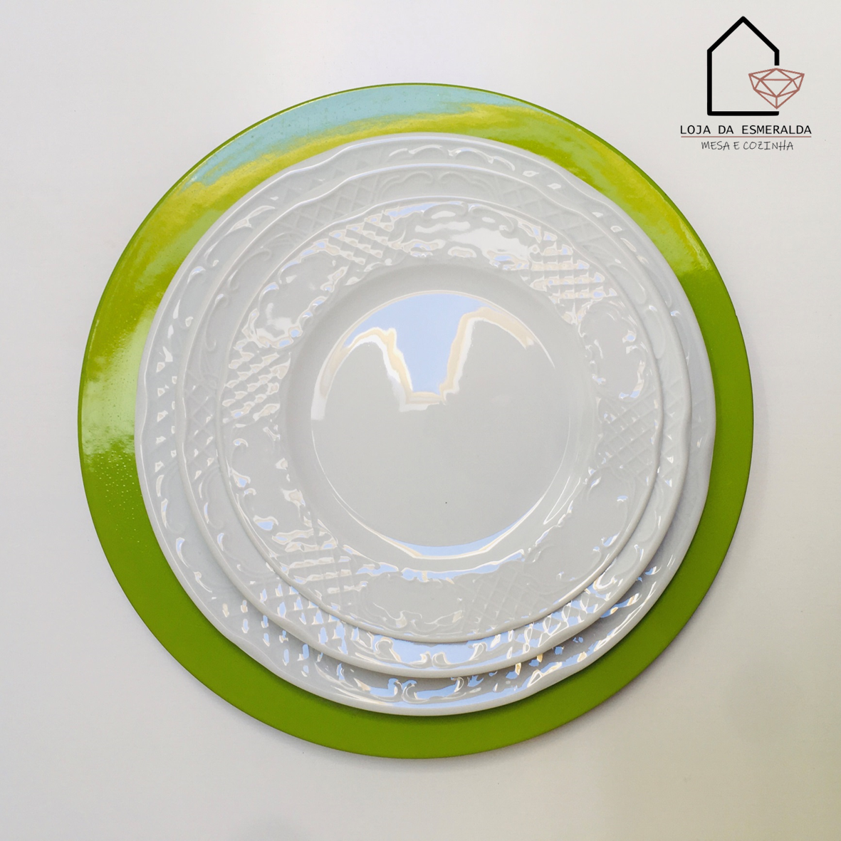 Conjunto de pratos brancos com relevo em base verde