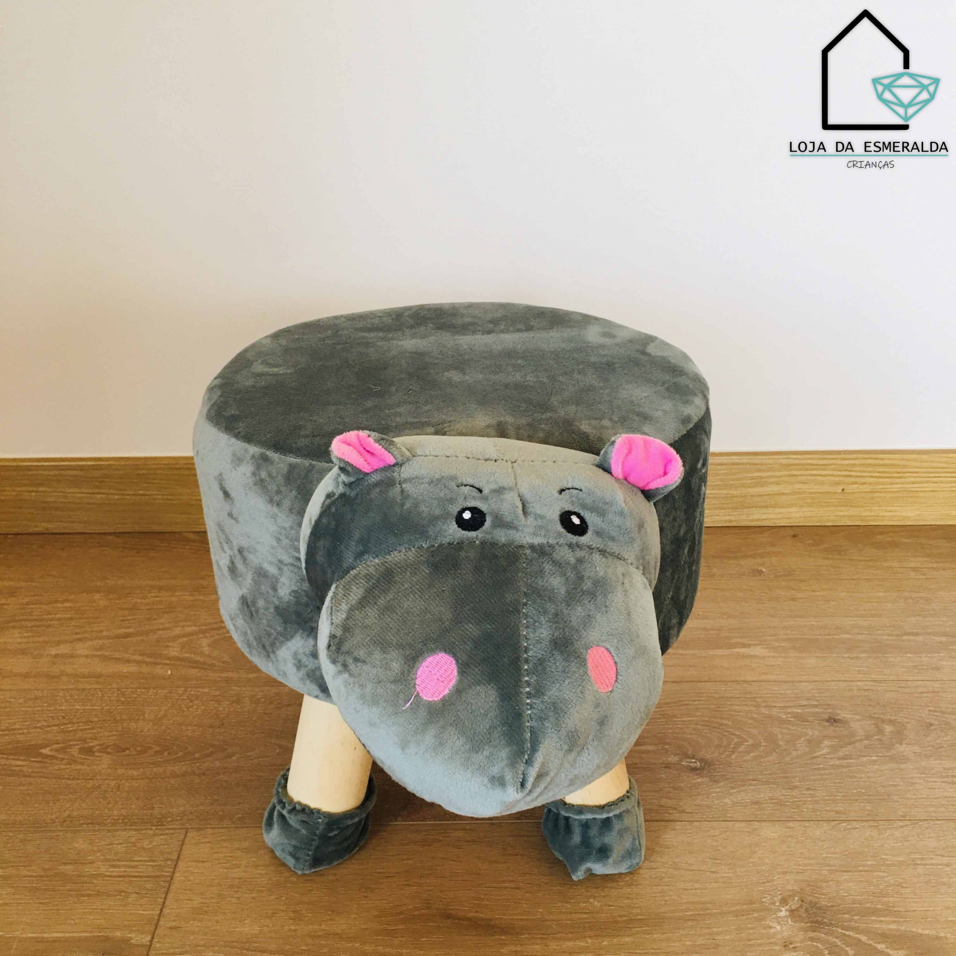Banco infantil de tecido cinzento em forma de hipopótamo com orelhas rosas e pernas de madeira