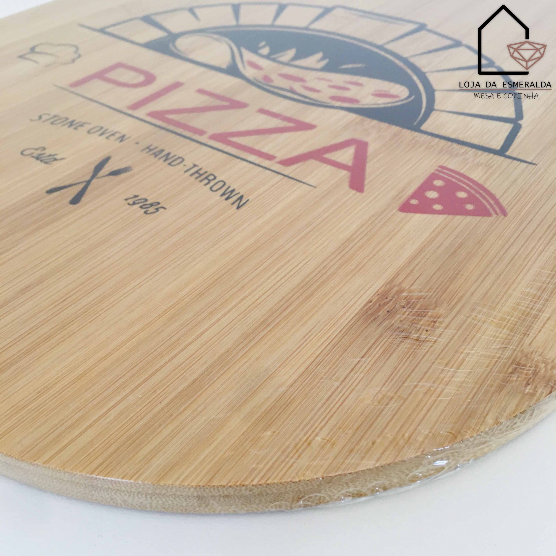 Tábua de pizza em madeira clara com ilustrações e texto colorido.