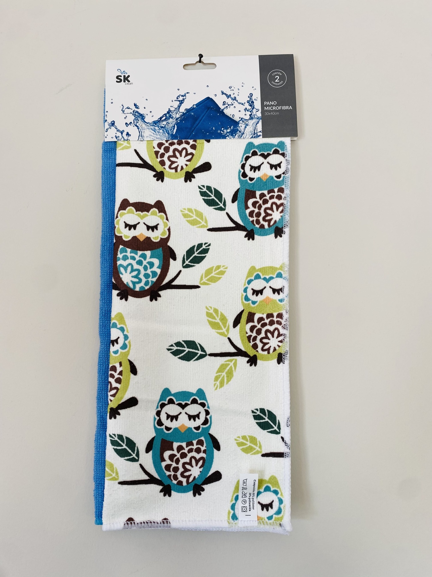 Pano de microfibra com padrão de corujas coloridas, embalagem com etiqueta SK
