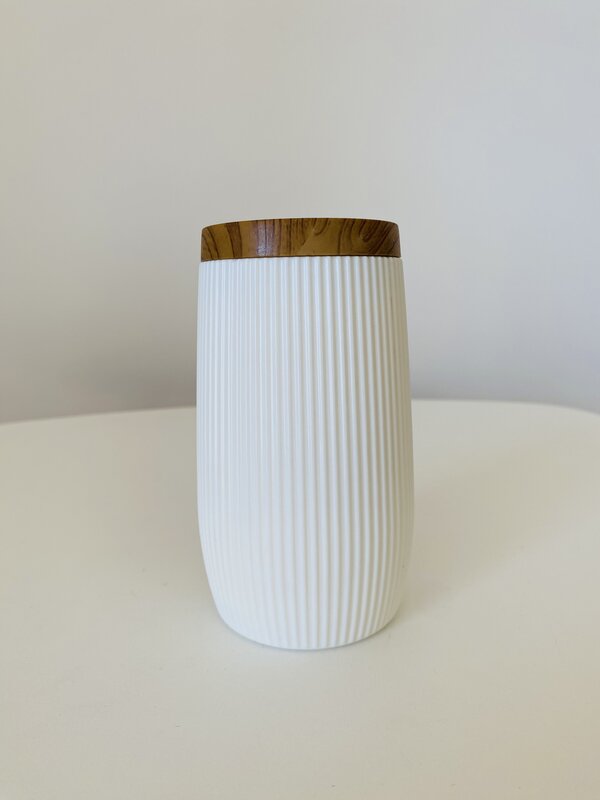 Recipiente branco com tampa de madeira