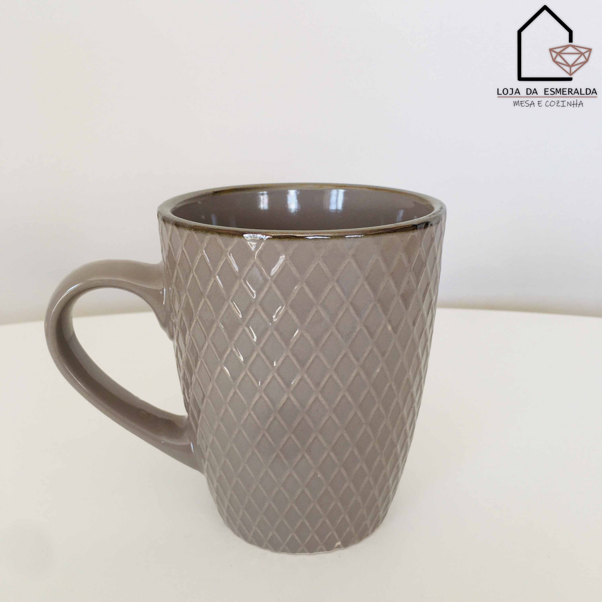 Caneca de cerâmica cinzenta com padrão de losangos em relevo