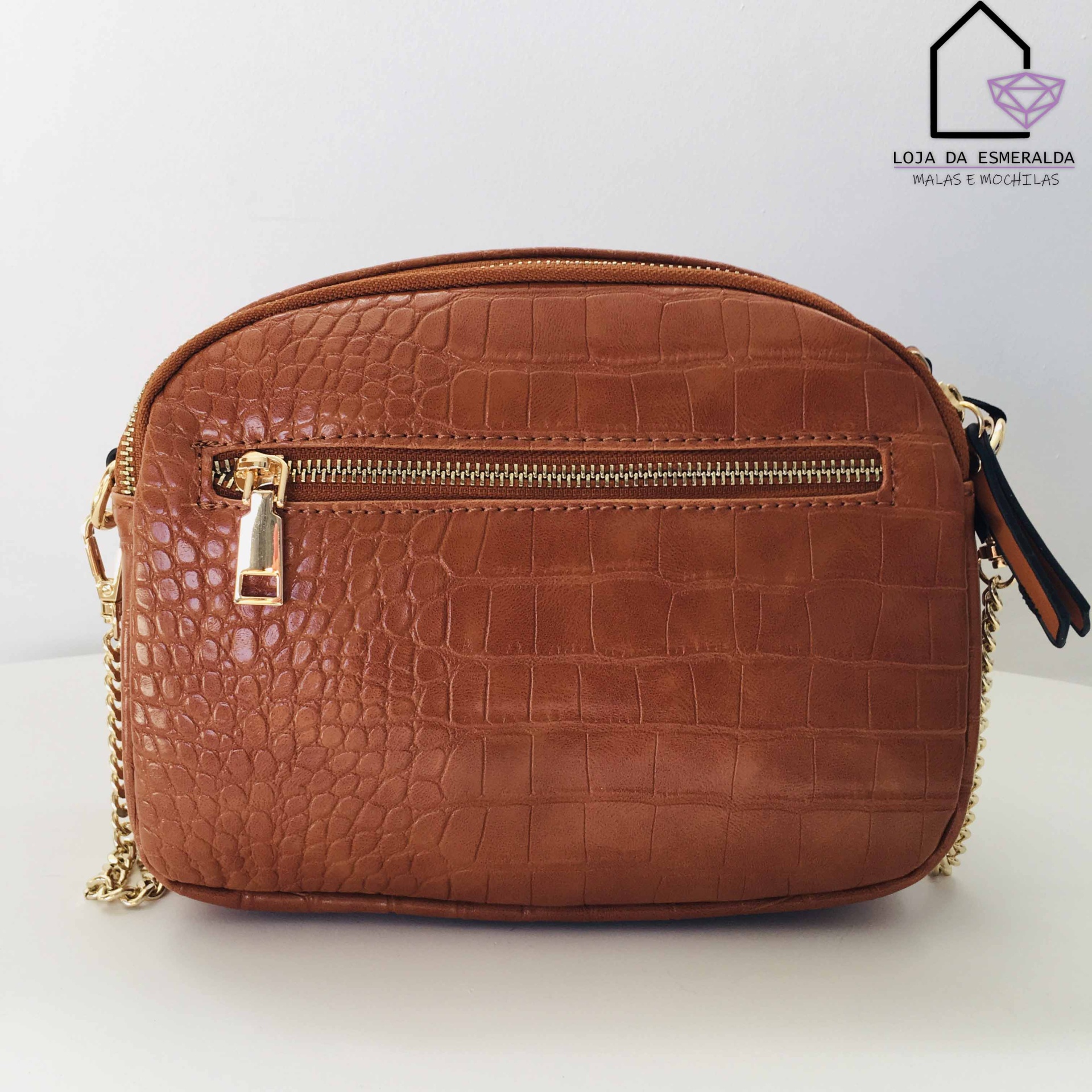 Mala castanha com textura de pele de crocodilo e fecho dourado