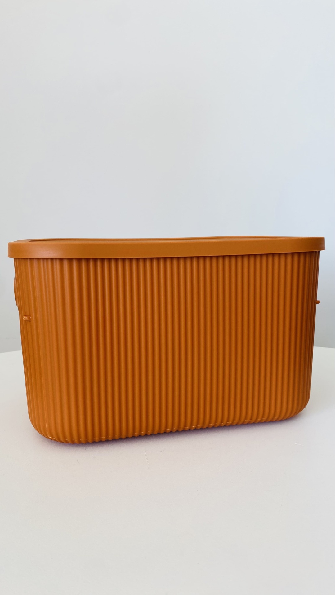 Vaso plástico terracota retangular com textura canelada